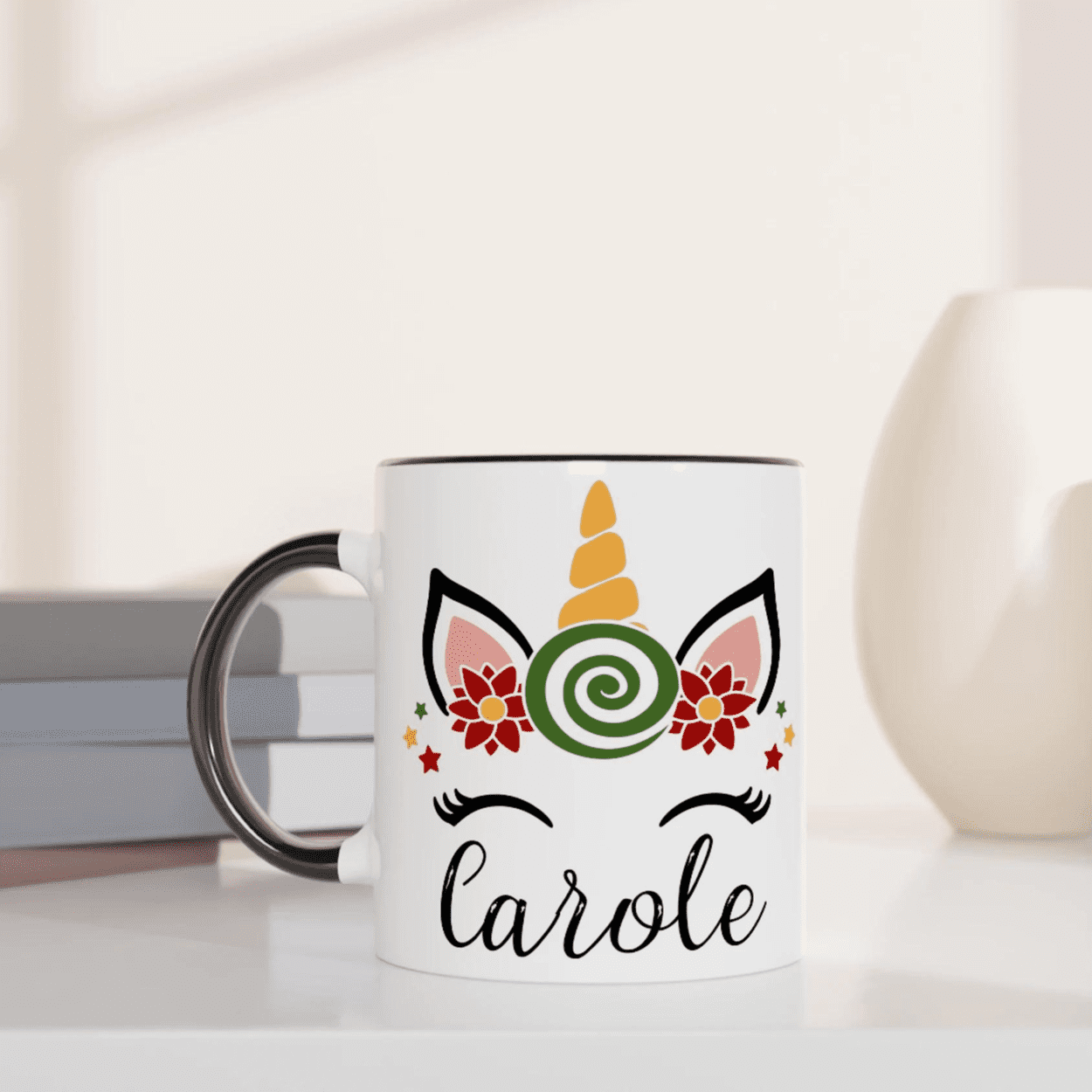 Mug blanc avec motif licorne festive et bonbon spiralé, anse noire et intérieur noir.