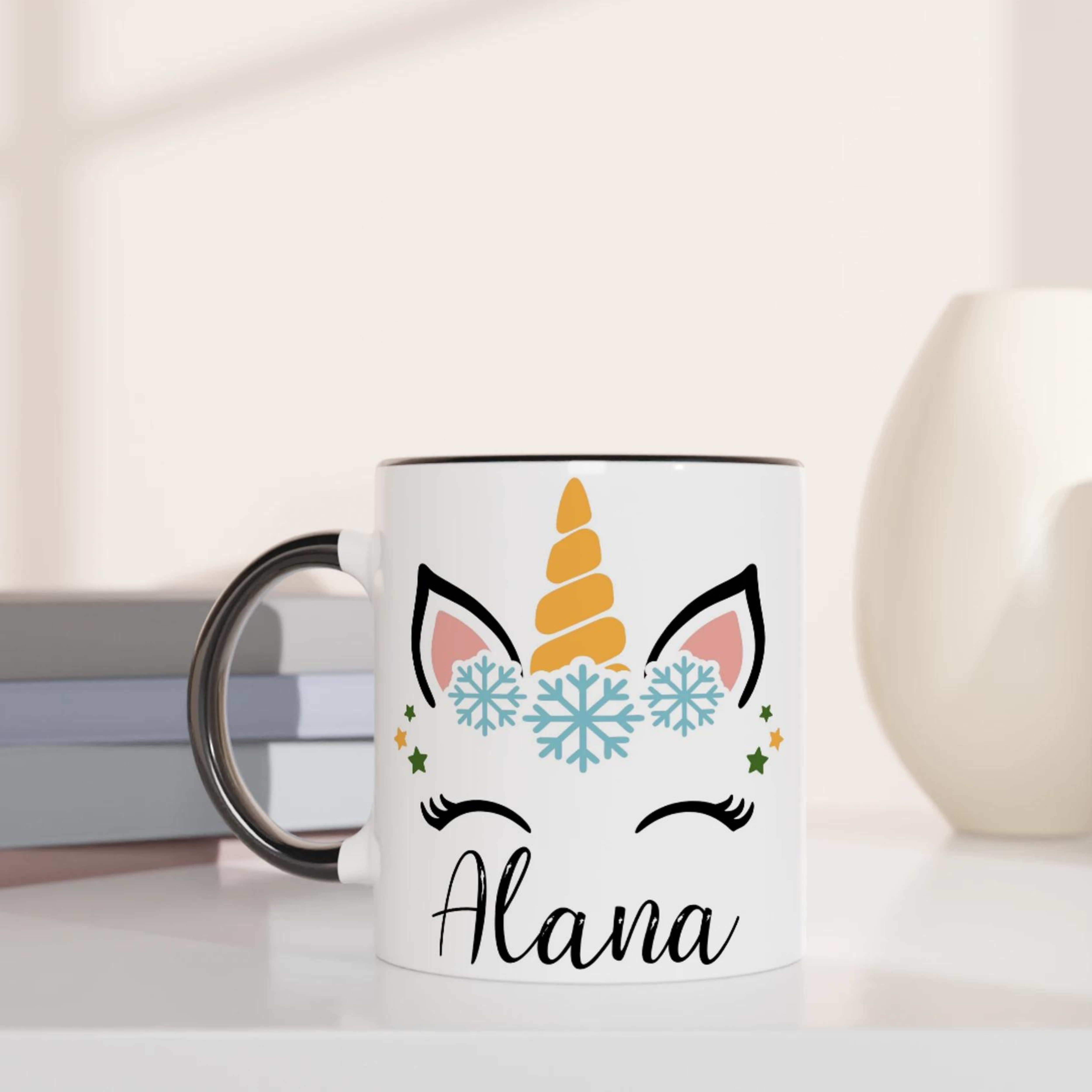 Mug blanc avec motif licorne hivernal, flocons de neige, anse noire et intérieur noir.