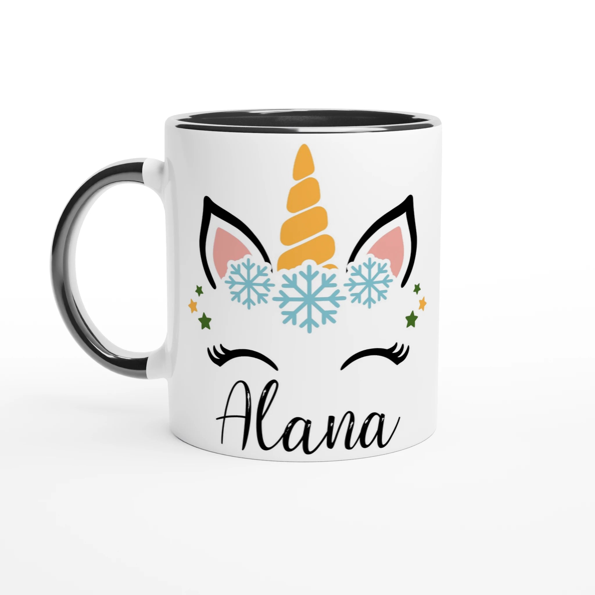 Mug blanc avec motif licorne hivernal, flocons de neige, anse noire et intérieur noir.