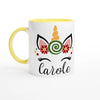 Mug blanc motif licorne hivernale avec bonbon central, anse jaune et intérieur jaune.