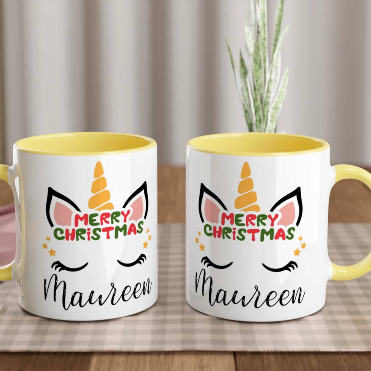 Mug licorne de Noël Merry Christmas avec anse jaune et intérieur jaune, illustration festive et étoiles décoratives.