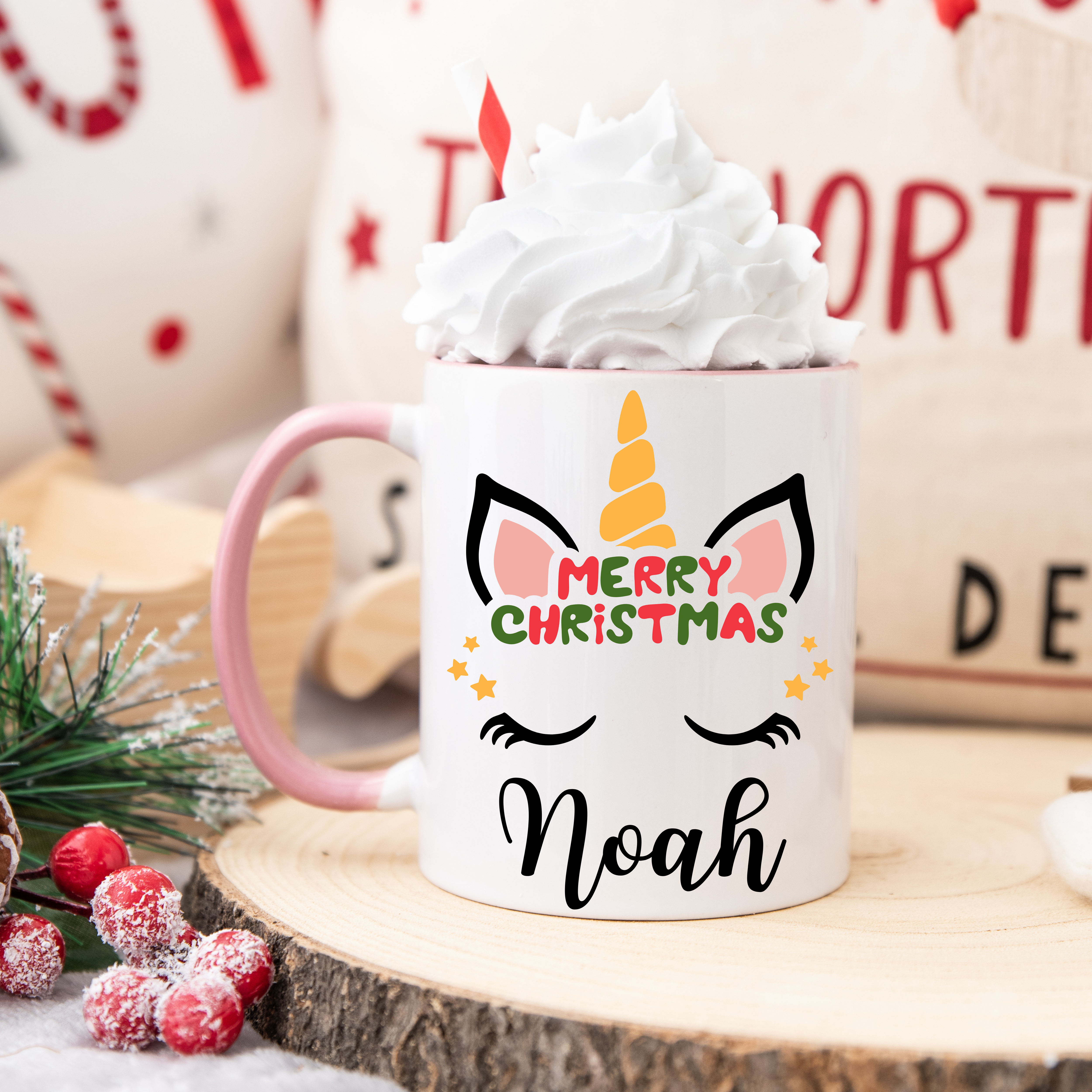 Mug licorne Merry Christmas avec anse rose et intérieur rose, motif licorne festif sur fond blanc.