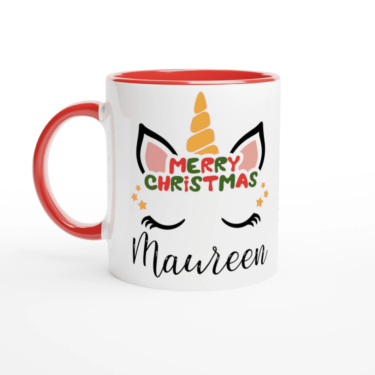 Mug licorne Merry Christmas avec anse rouge et intérieur rouge, design de Noël coloré et corne dorée.