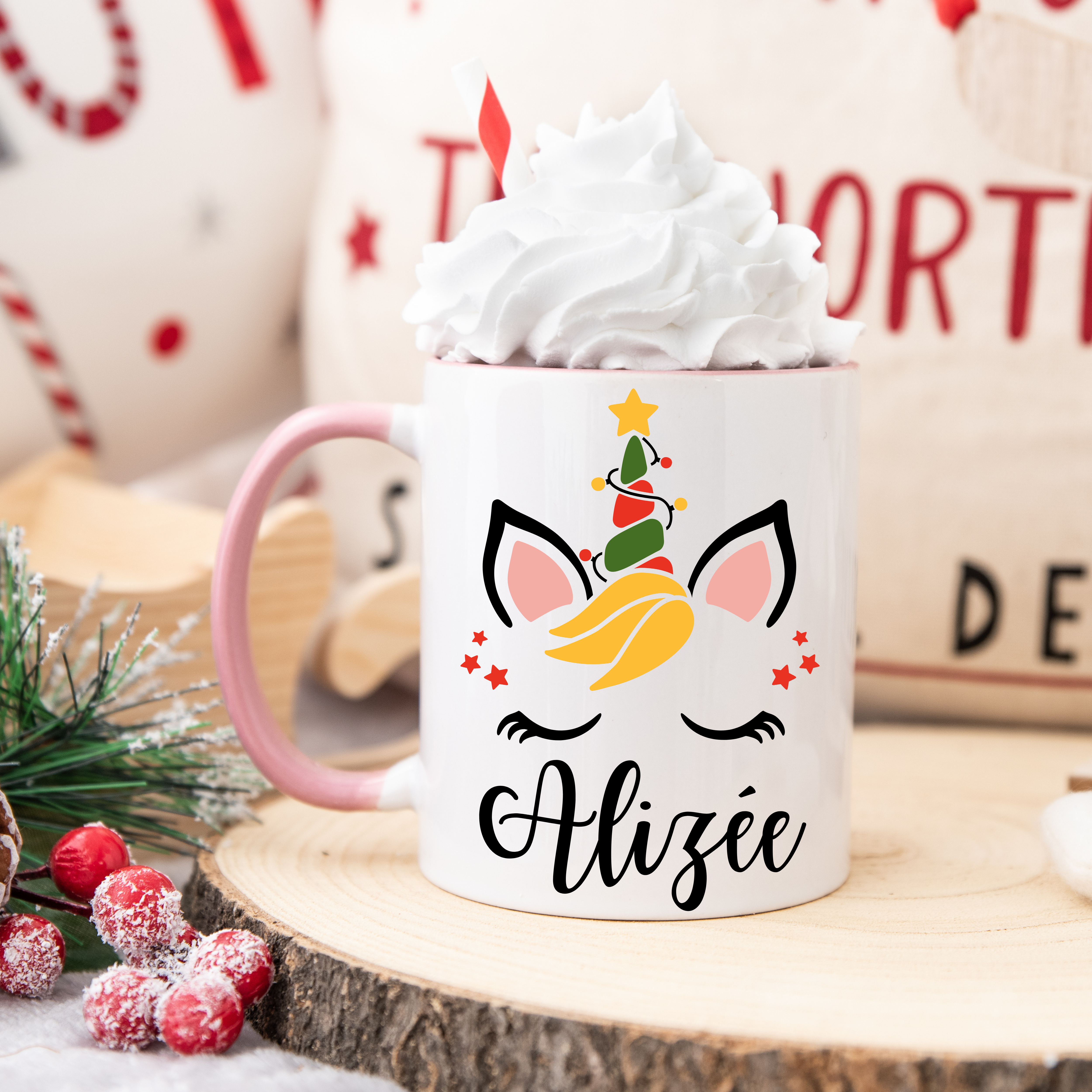 Mug blanc avec illustration licorne de Noël, étoiles décoratives, anse rose et intérieur rose