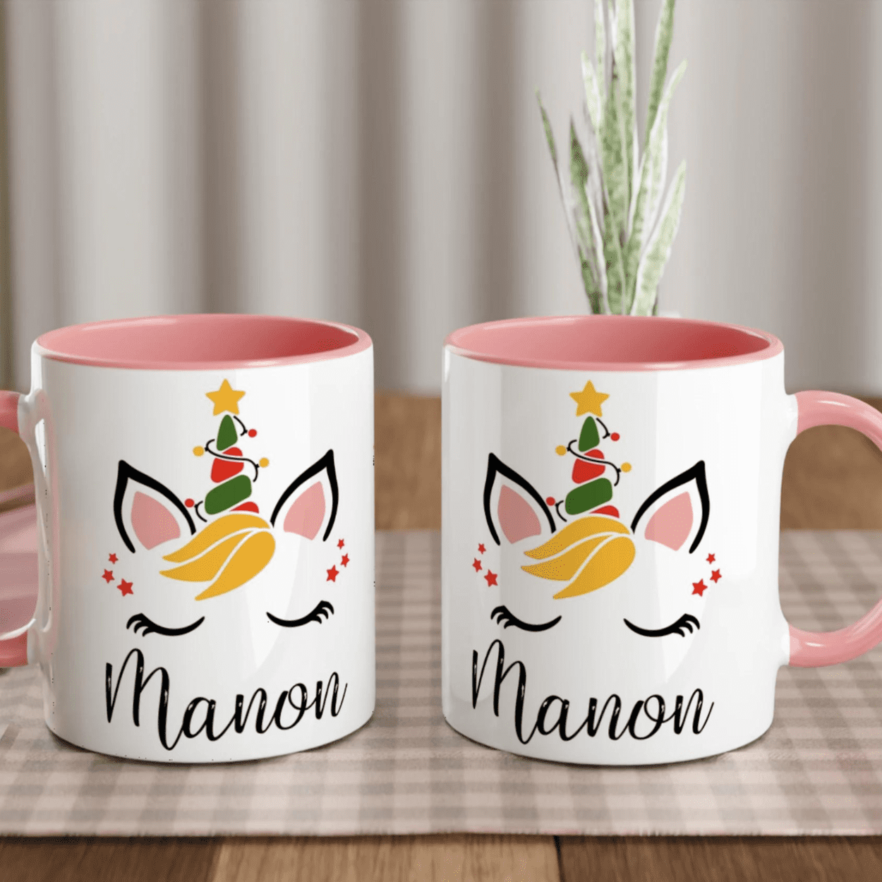Mug blanc avec illustration licorne de Noël, étoiles décoratives, anse rose et intérieur rose