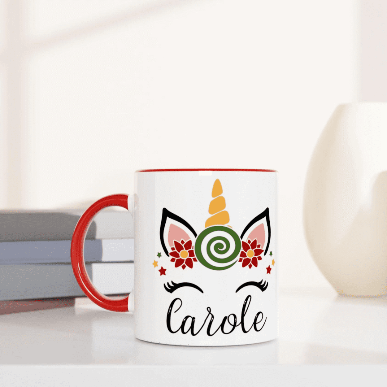 Tasse blanche décorée d’une licorne de Noël avec bonbon spiralé, anse rouge et intérieur rouge.