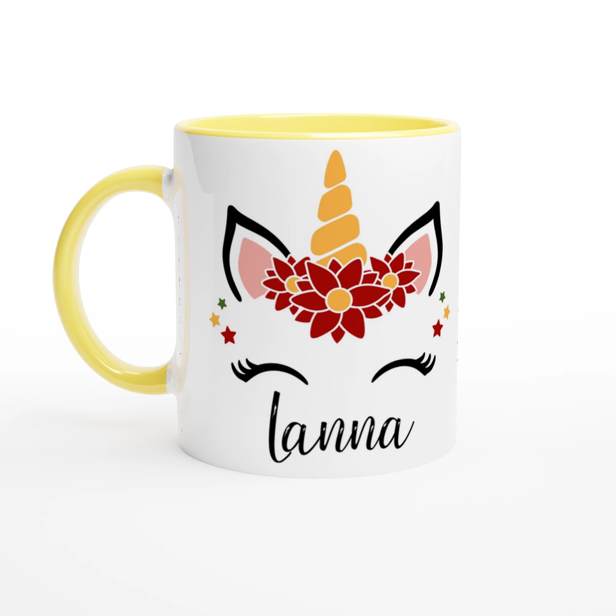 Mug blanc décor licorne de Noël avec couronne de fleurs rouges, étoiles festives et corne dorée, anse jaune et intérieur jaune.