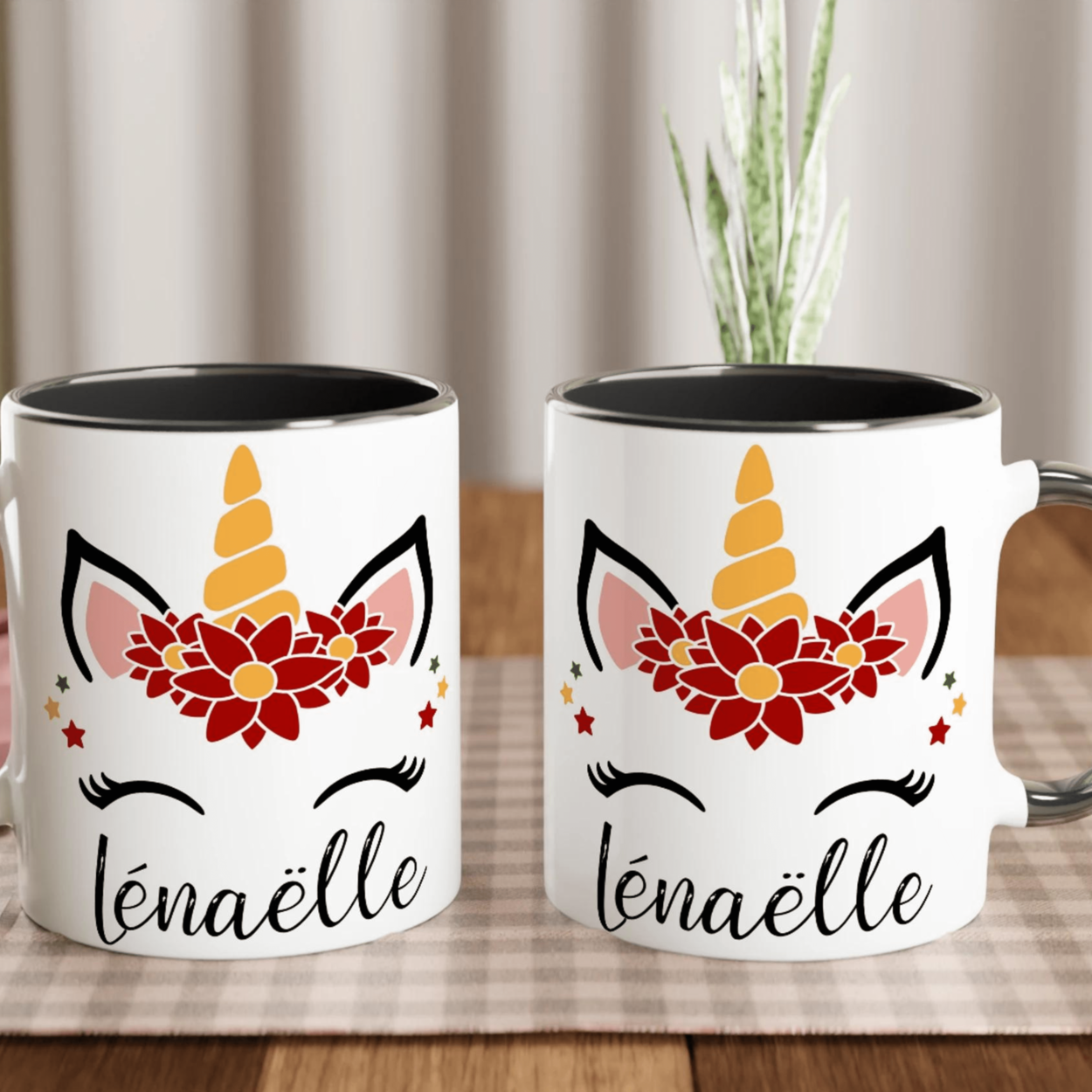 Mug blanc décor licorne de Noël avec couronne de fleurs rouges, étoiles festives et corne dorée, anse noire et intérieur noir.