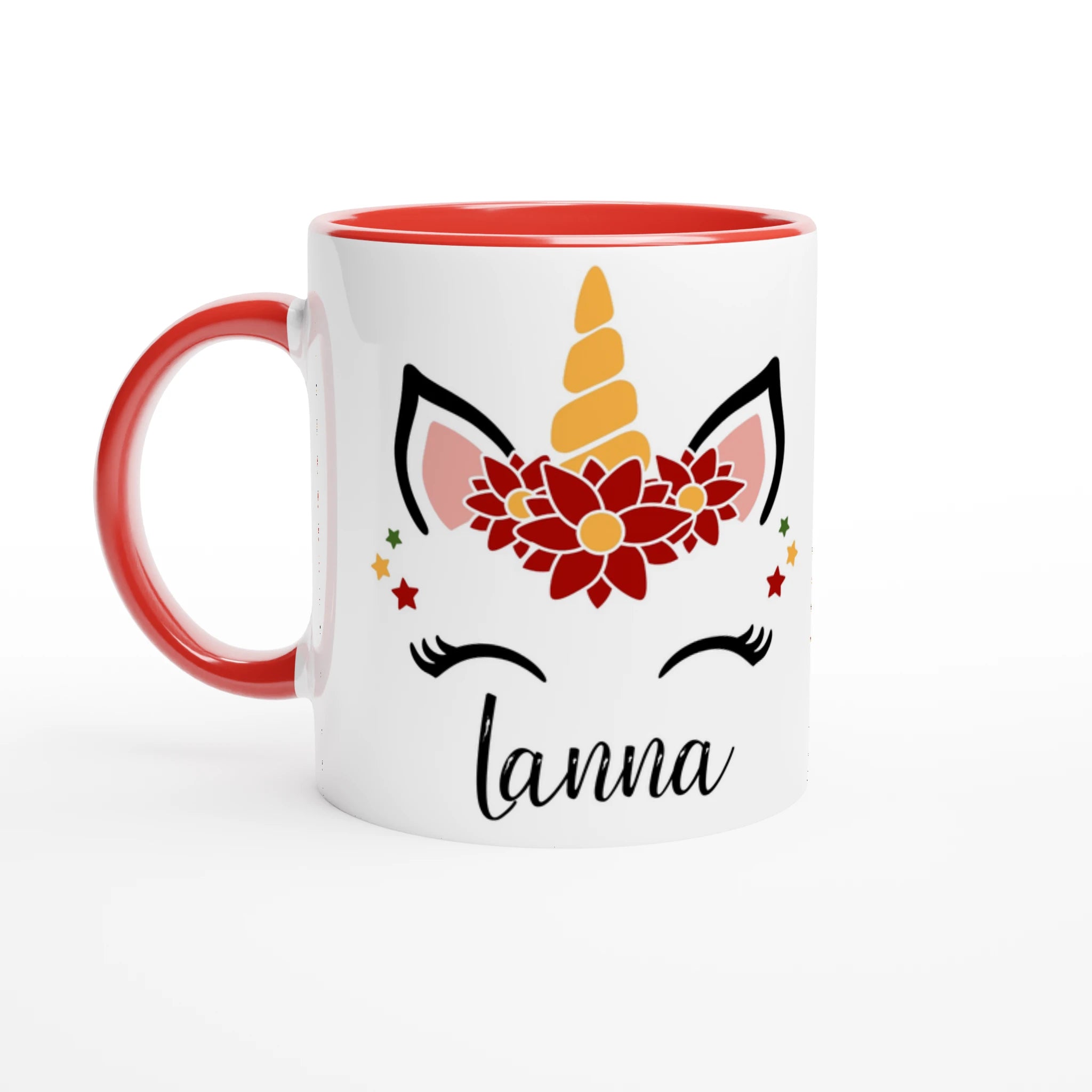 Mug blanc décor licorne de Noël avec couronne de fleurs rouges, étoiles festives et corne dorée, anse rouge et intérieur rouge.