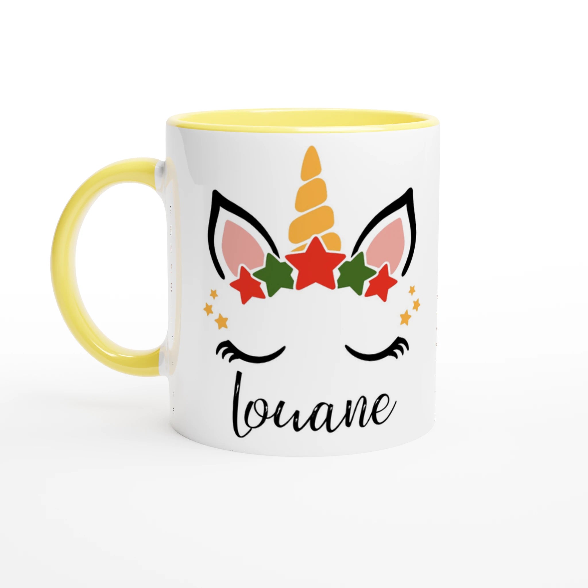 Mug licorne de Noël avec corne dorée et couronne d’étoiles rouges et vertes, anse jaune et intérieur jaune.