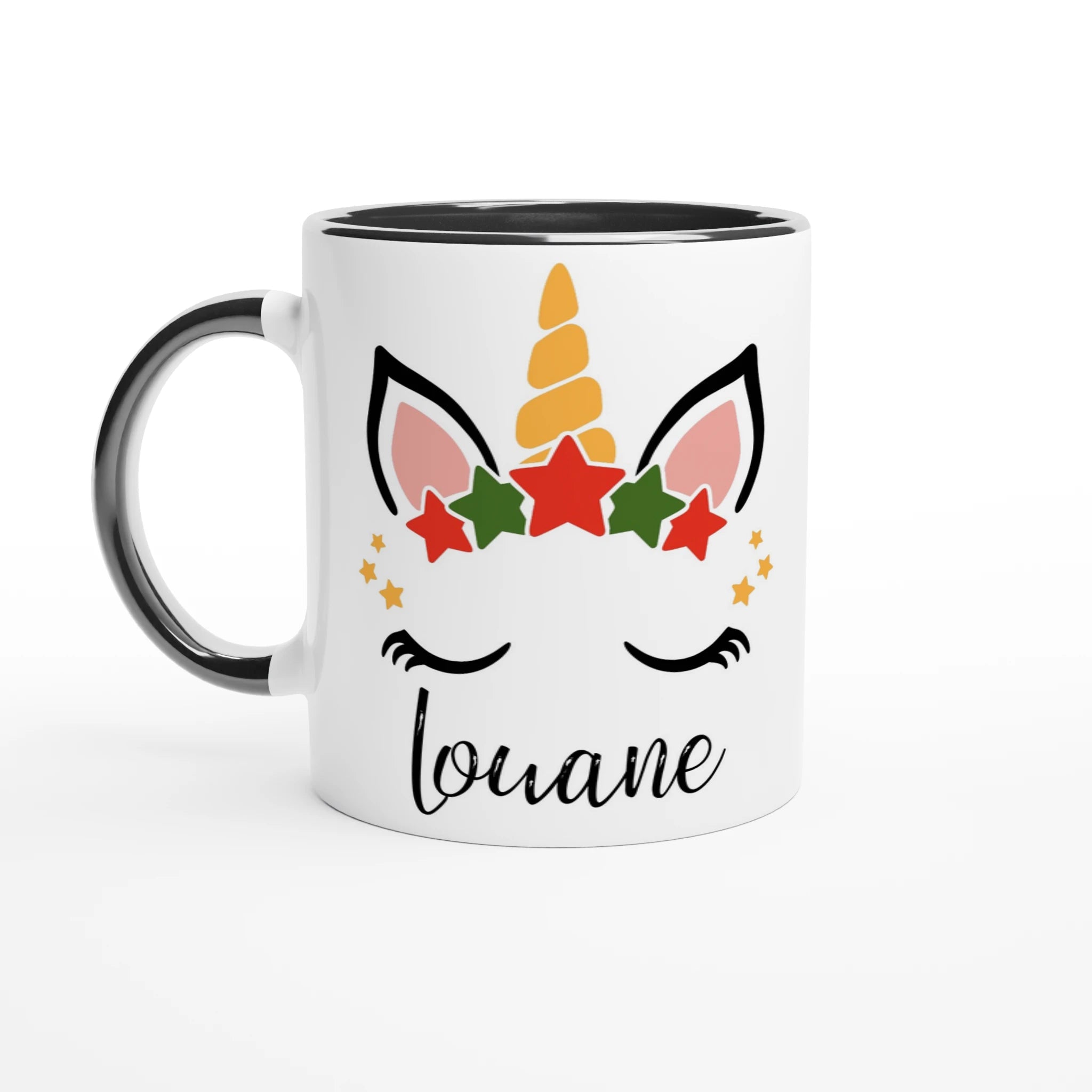 Mug licorne de Noël avec corne dorée et couronne d’étoiles rouges et vertes, anse noire et intérieur noir.