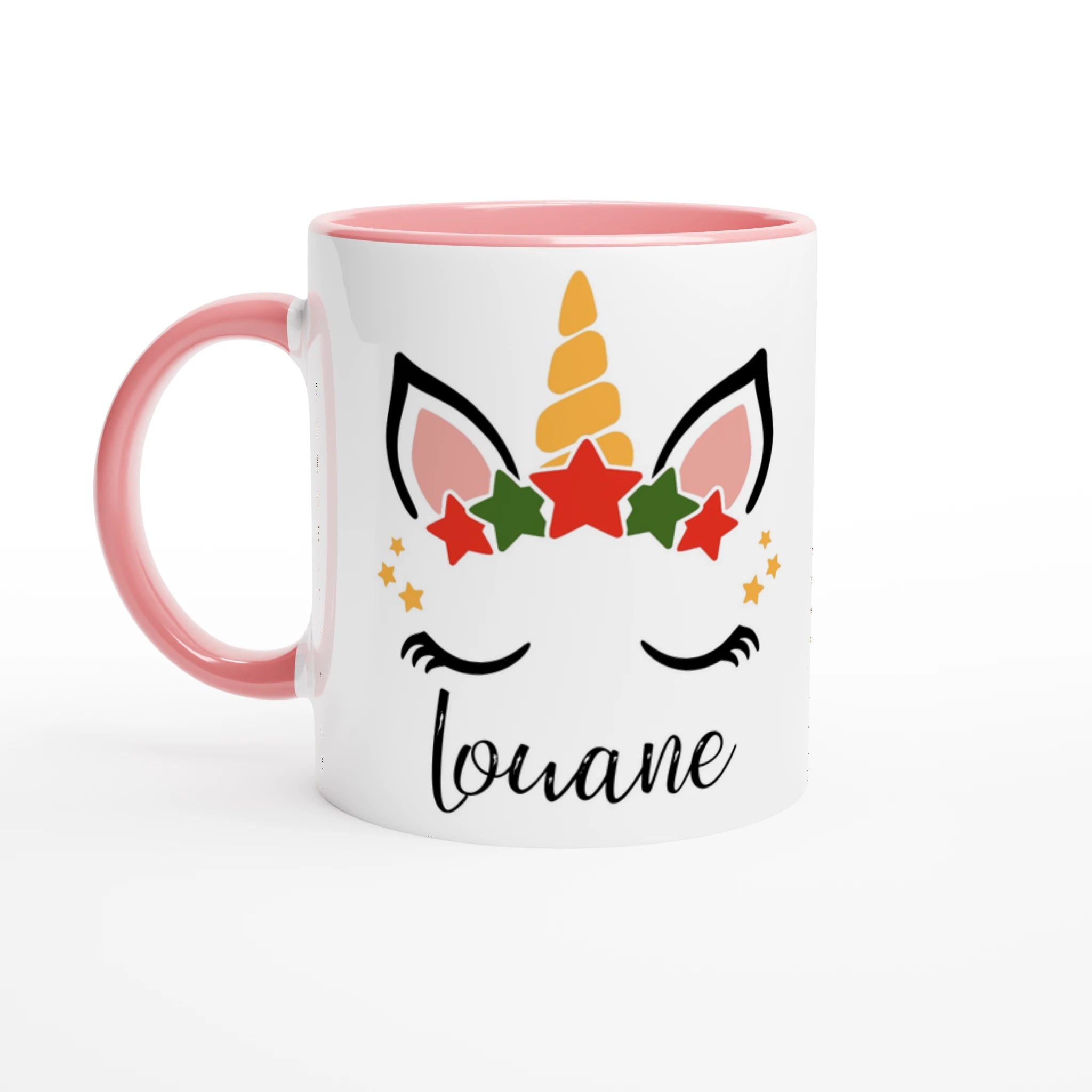 Mug licorne de Noël avec corne dorée et couronne d’étoiles rouges et vertes, anse rose et intérieur rose.