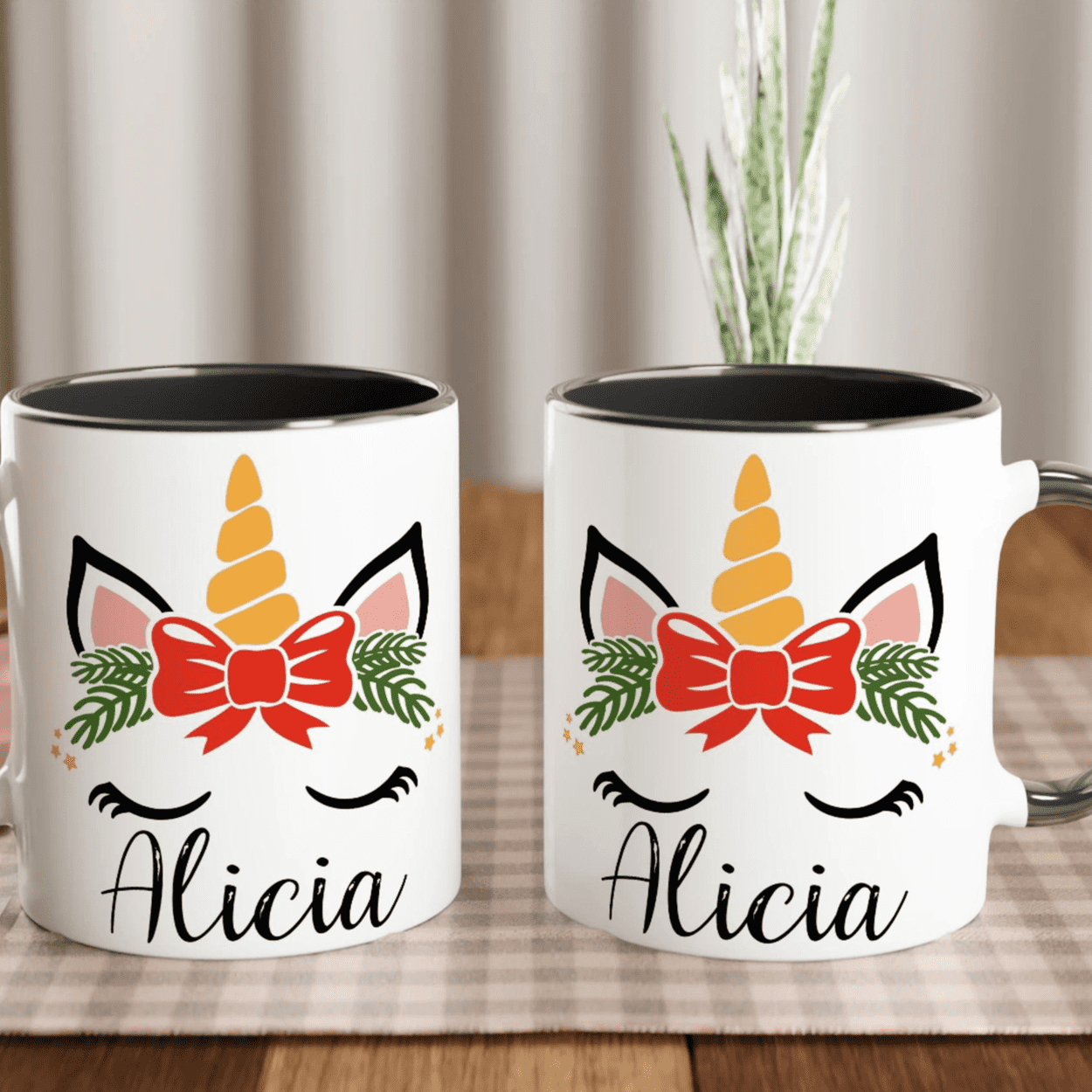 Mug blanc avec motif licorne de Noël et nœud rouge, anse noire et intérieur noir.