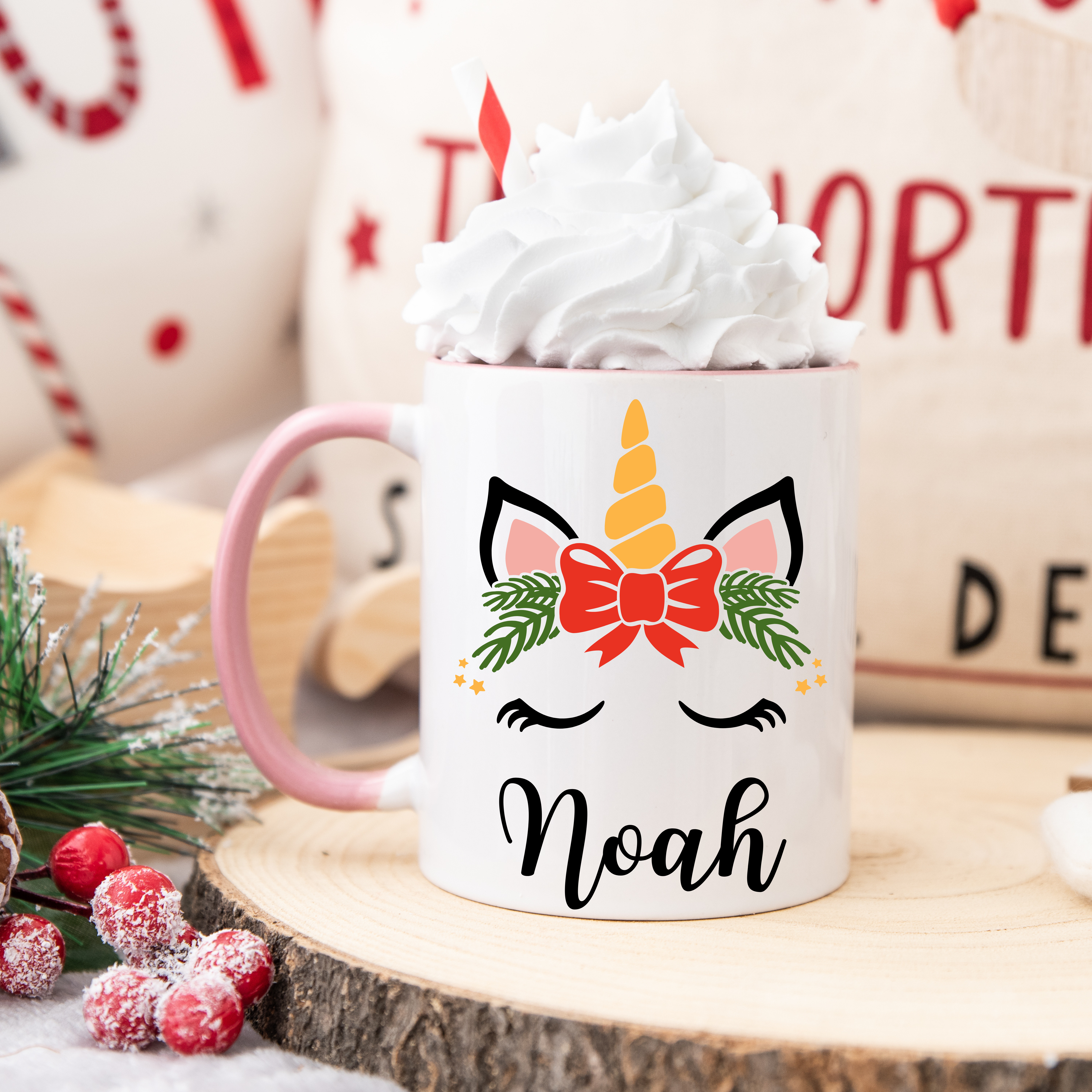 Mug blanc illustration licorne de Noël avec nœud central, anse rose et intérieur rose pâle.