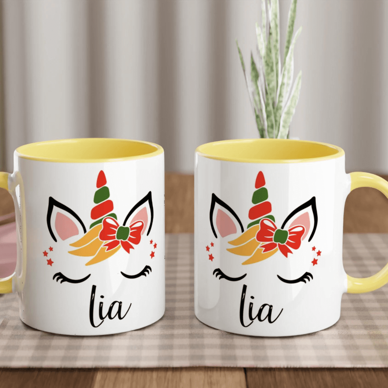 Mug licorne de Noël avec noeud rouge et corne colorée, anse jaune et intérieur jaune, motif joyeux et festif.
