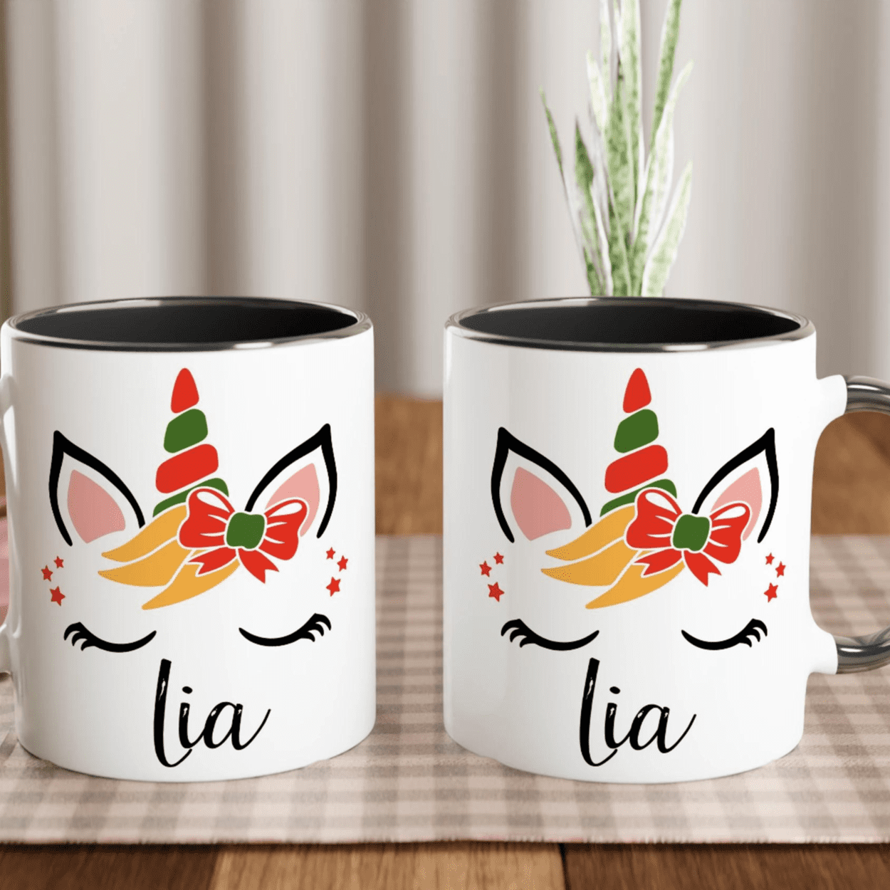 Mug licorne de Noël avec noeud rouge et corne festive, anse noire et intérieur noir, illustration licorne sur fond blanc.