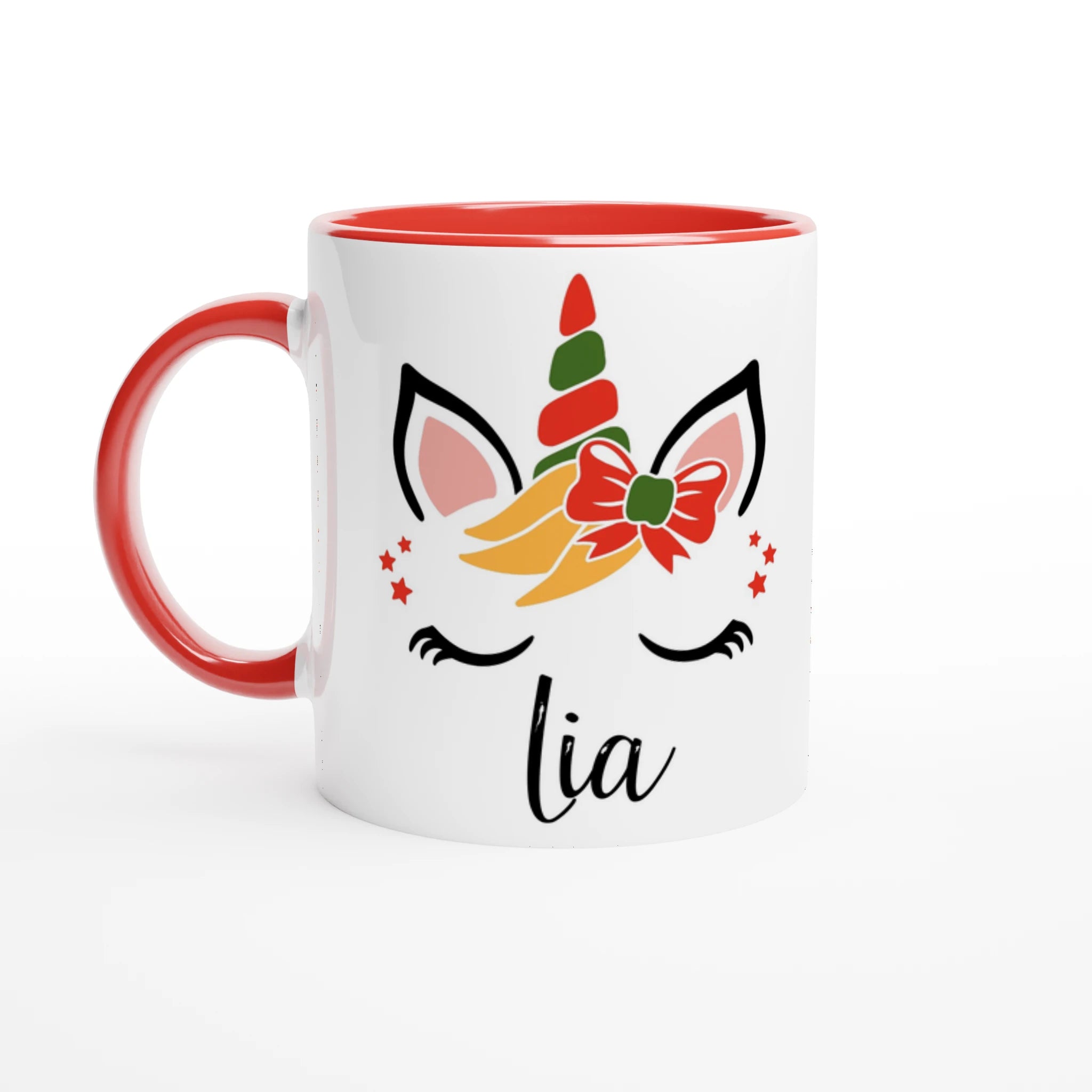 Mug licorne de Noël décoré d’un noeud rouge, anse rouge et intérieur rouge, design festif avec étoiles.