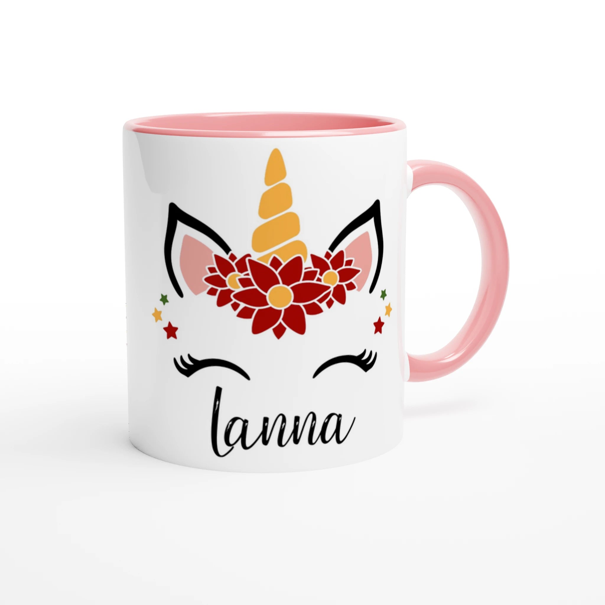 Mug blanc décor licorne de Noël avec couronne de fleurs rouges, étoiles festives et corne dorée, anse rose et intérieur rose.