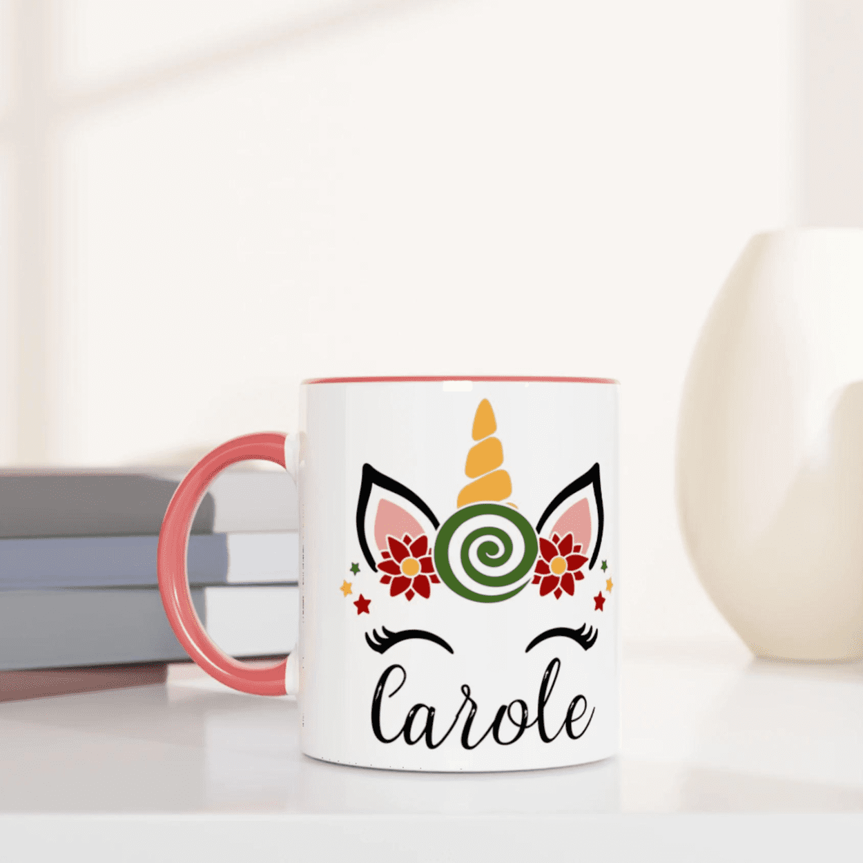 Mug blanc licorne festive avec bonbon spiralé, anse rose et intérieur rose, présenté avec boisson chaude et décoration hivernale.
