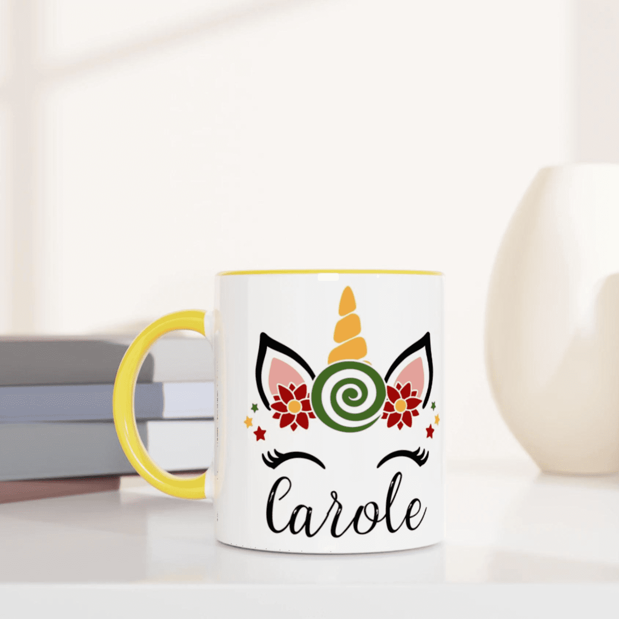 Mug blanc motif licorne hivernale avec bonbon central, anse jaune et intérieur jaune.