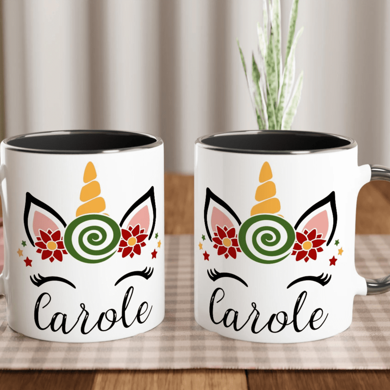 Mug blanc avec motif licorne festive et bonbon spiralé, anse noire et intérieur noir.