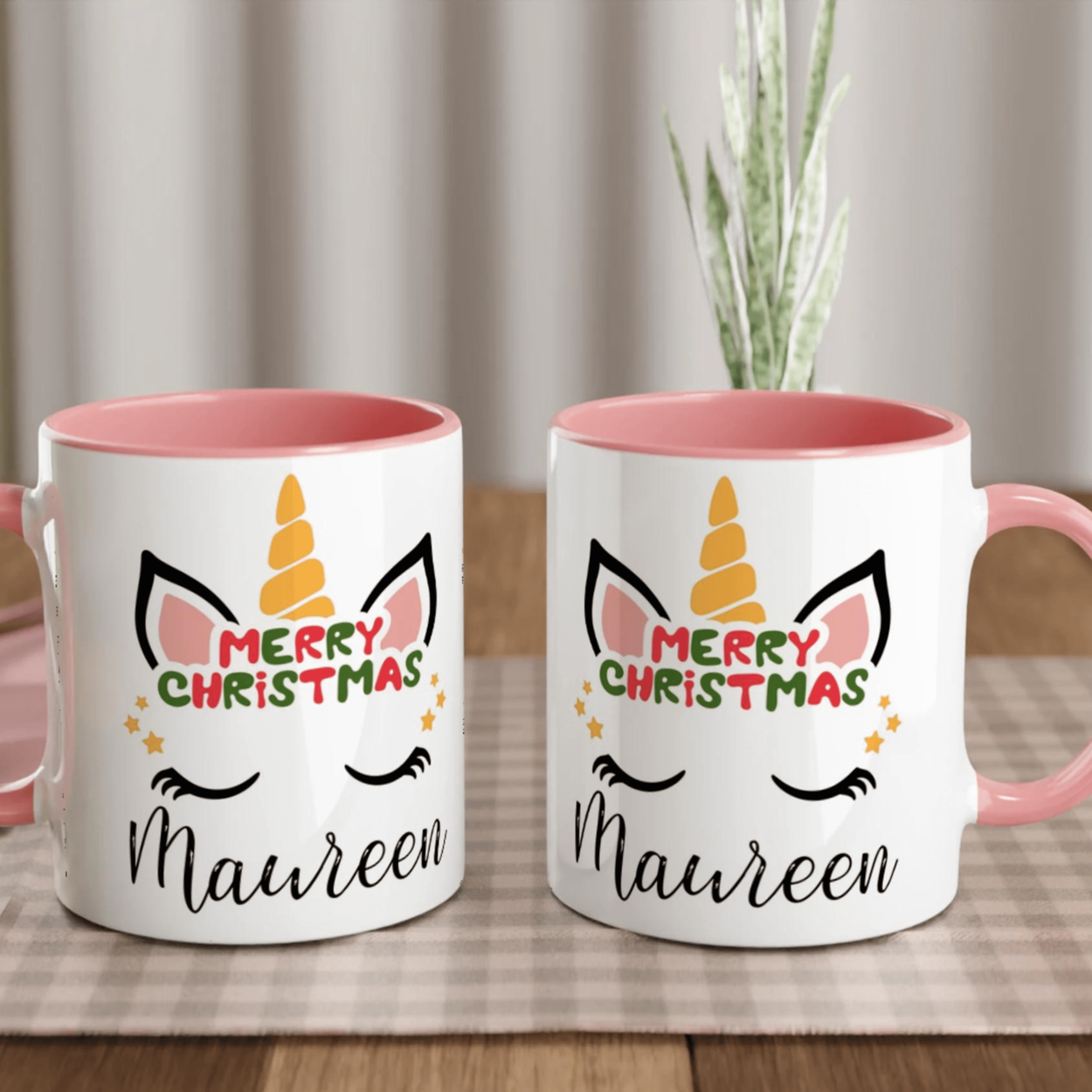 Mug licorne Merry Christmas avec anse rose et intérieur rose, motif licorne festif sur fond blanc.