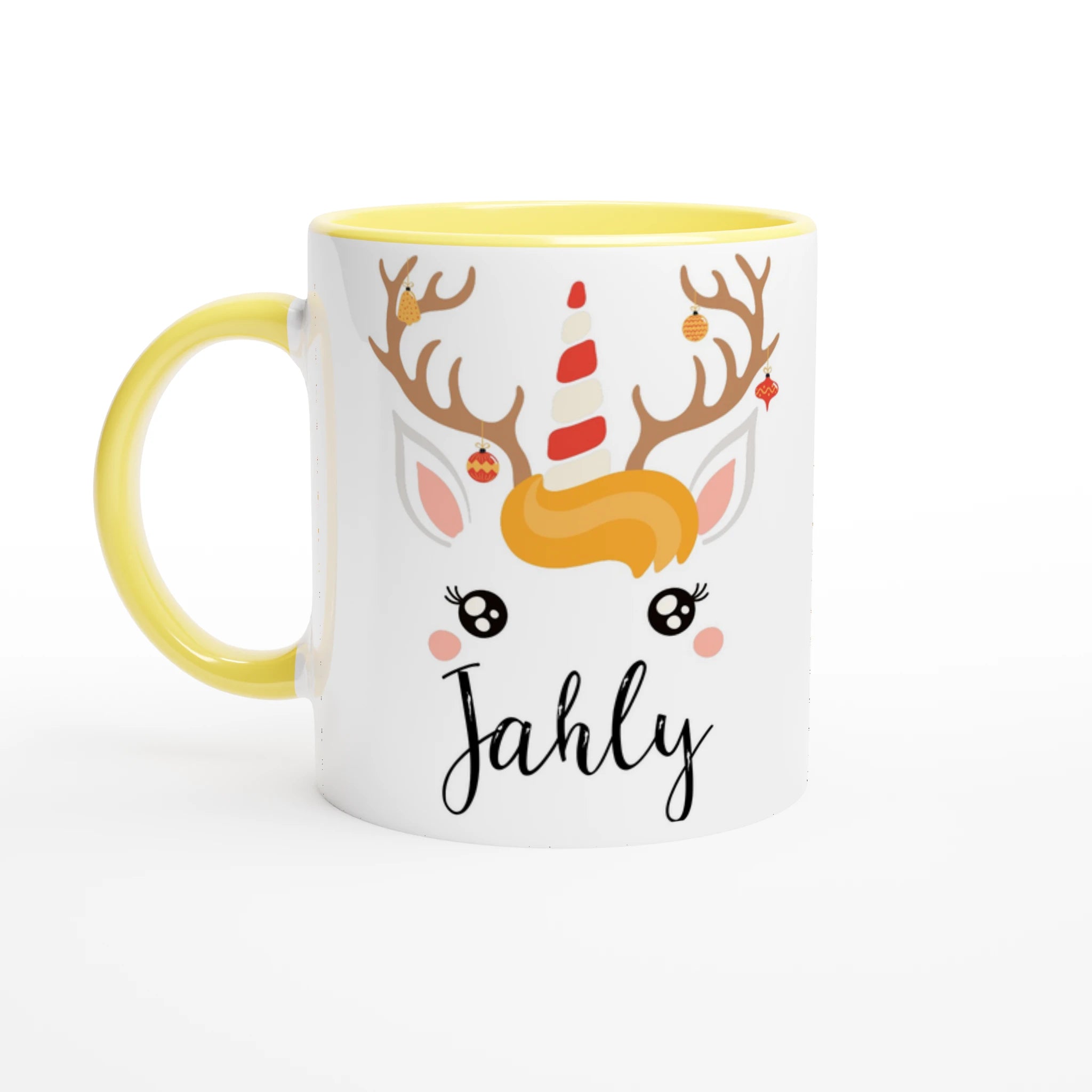 Mug licorne de Noël en forme de renne avec décorations suspendues, corne rayée, anse jaune et intérieur jaune.
