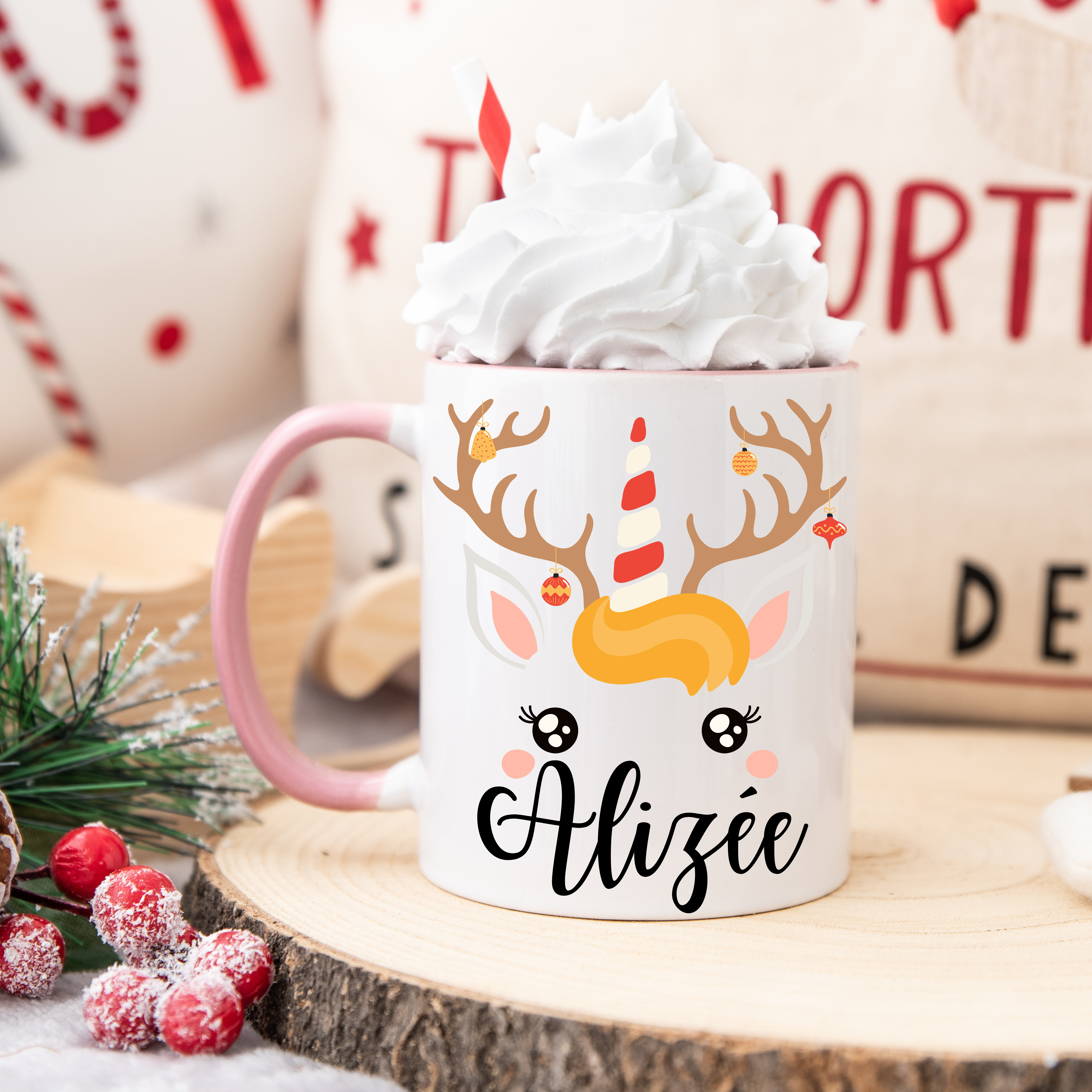 Mug de Noël licorne renne avec bois décorés, corne festive rouge et blanche, anse rose et intérieur rose.
