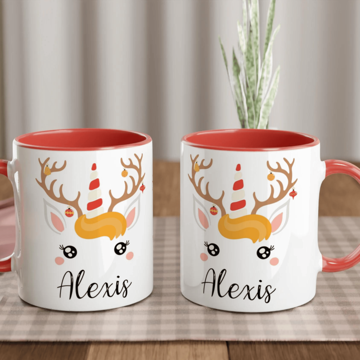Mug de Noël licorne renne avec ornements festifs sur les bois, corne rouge et blanche, anse rouge et intérieur rouge.