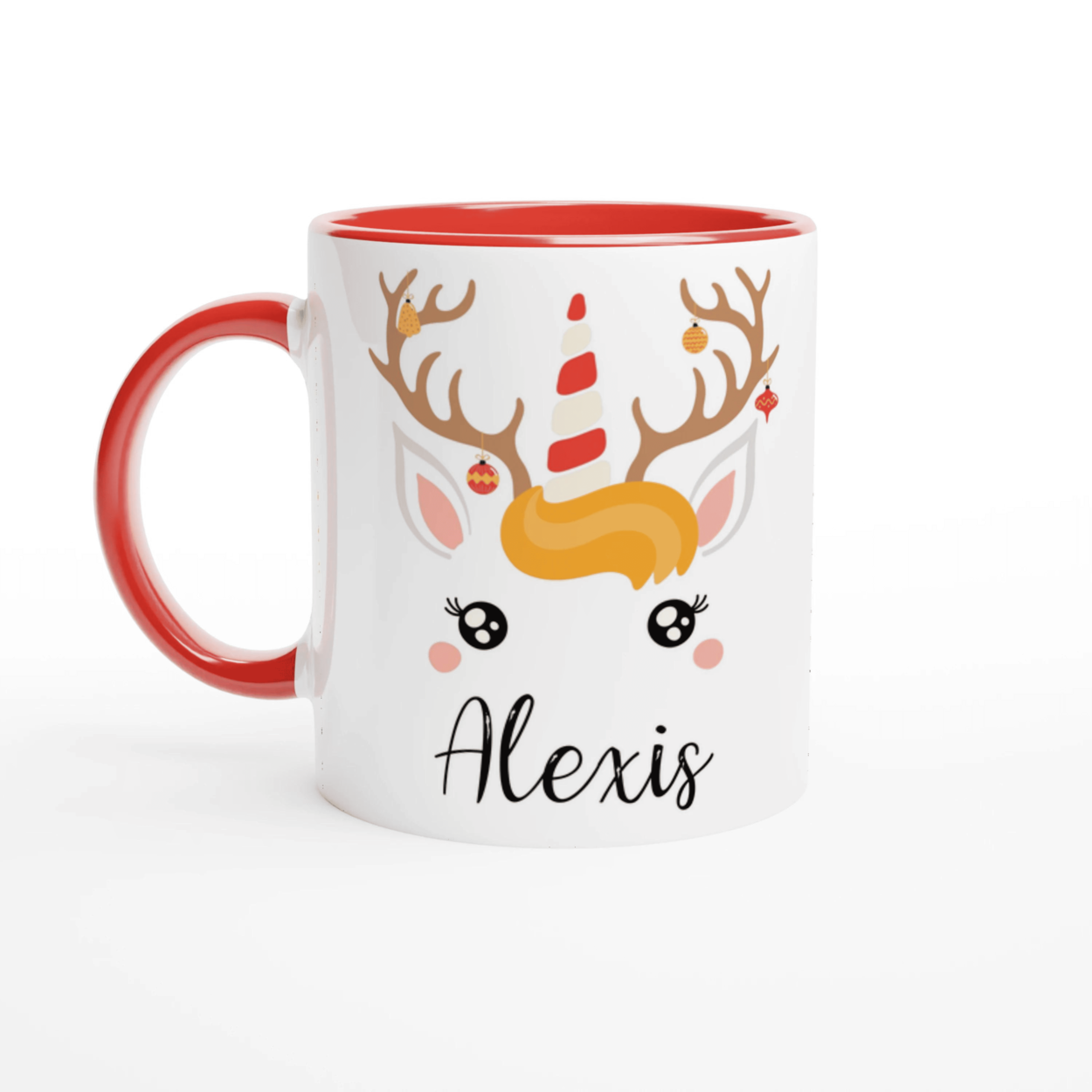 Mug de Noël licorne renne avec ornements festifs sur les bois, corne rouge et blanche, anse rouge et intérieur rouge.