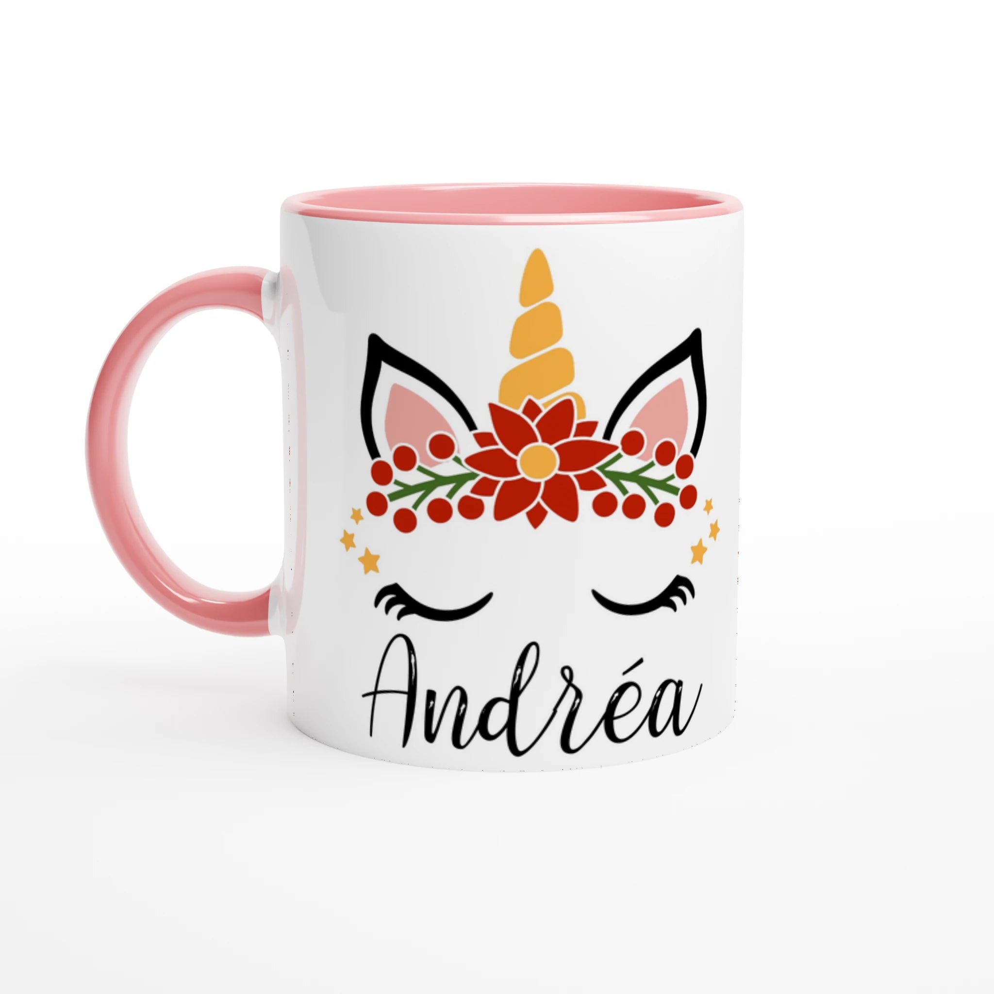 Mug licorne blanc intérieur rose et anse rose posé sur une table avec boisson chaude et décoration hivernale