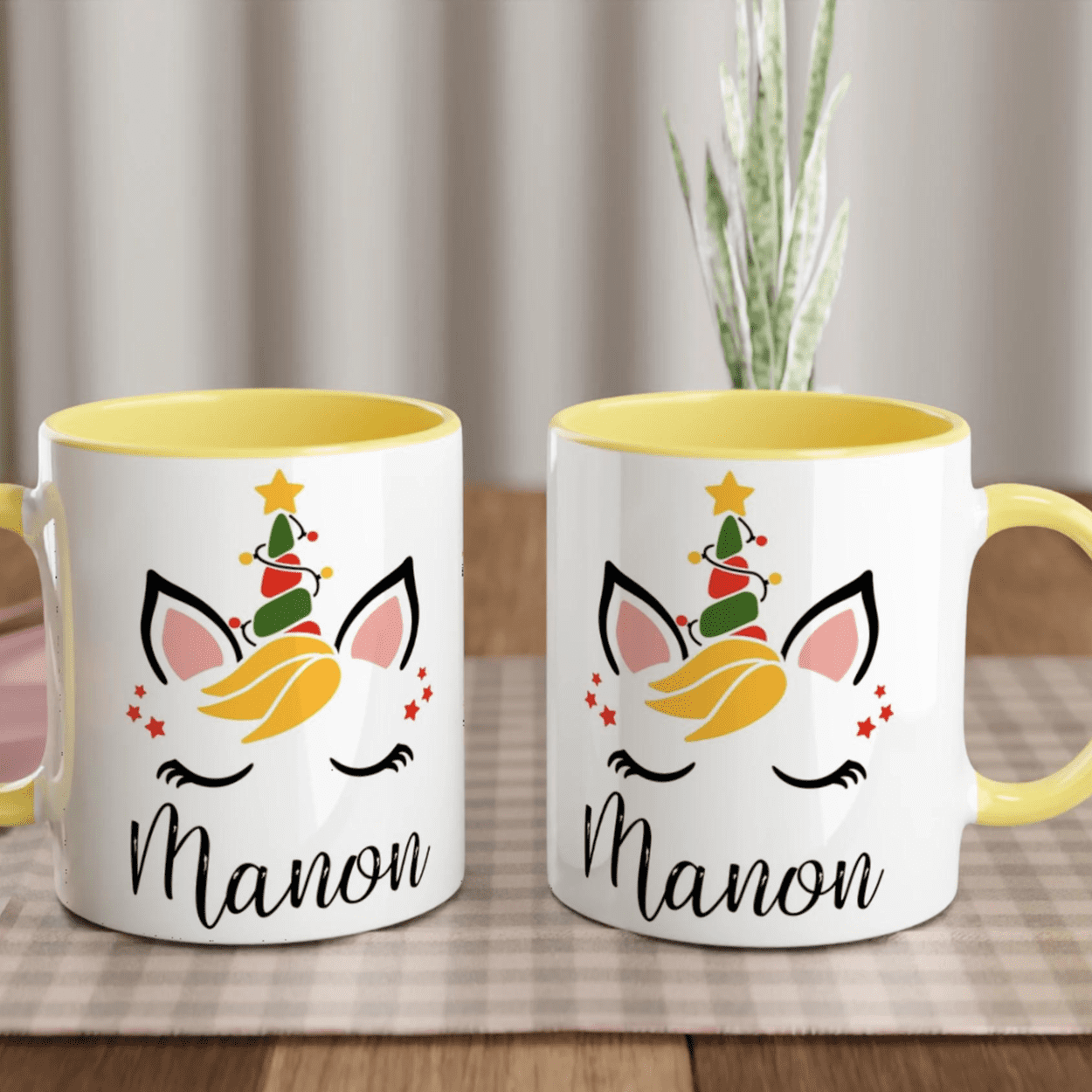 Mug blanc motif licorne festive avec corne sapin, anse jaune et intérieur jaune lumineux