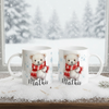Mug de Noël personnalisé avec illustration d’un ourson blanc portant une écharpe rouge, posé dans une ambiance hivernale enneigée