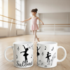 Mug personnalisé sur le thème de la danse classique avec silhouettes de ballerines et notes de musique, posé dans un studio de ballet lumineux