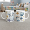 Mug personnalisé enfant décor astronaute et planètes présenté recto verso