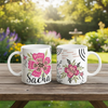 Mug personnalisé pour enfant avec décor floral élégant posé sur une table en extérieur