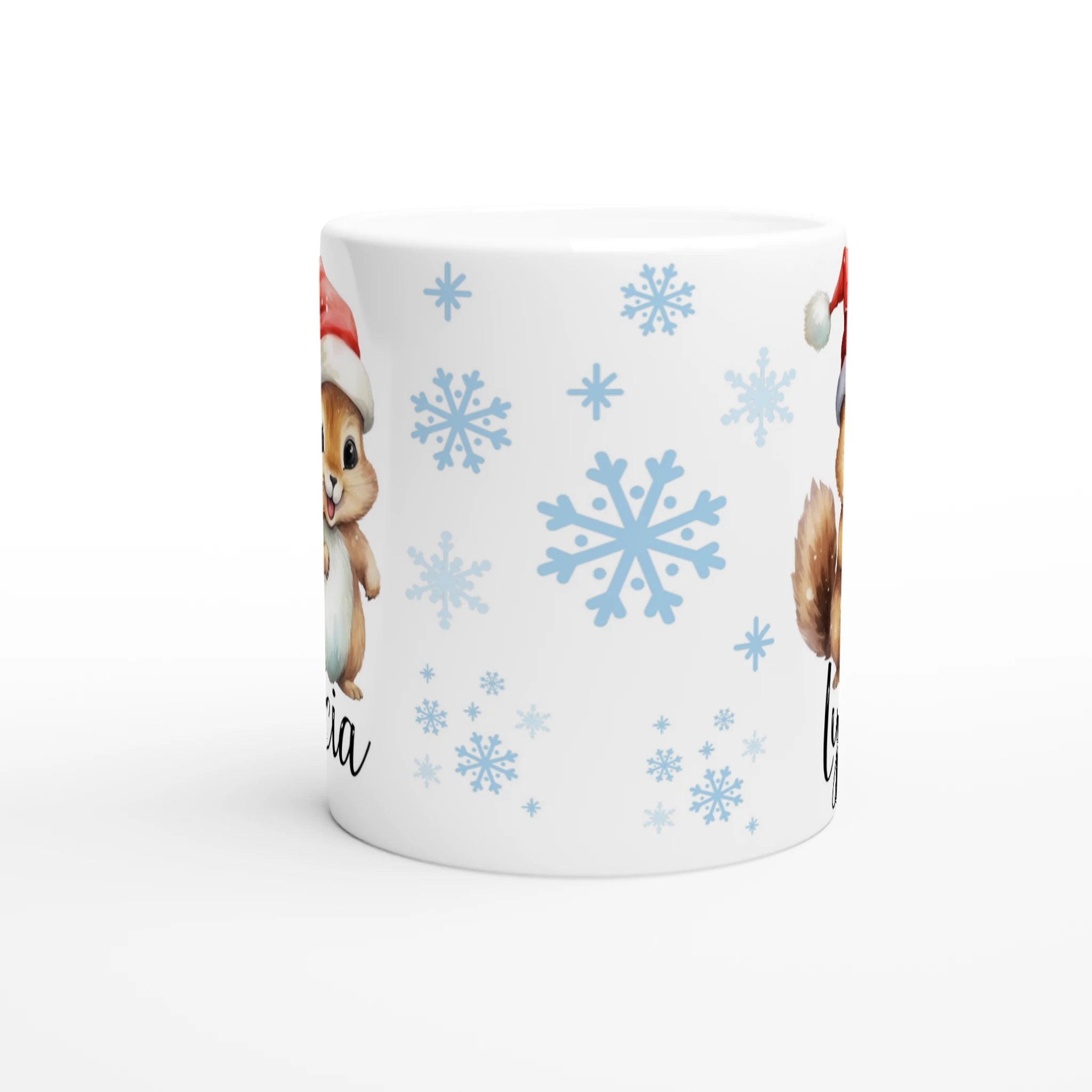 Mug personnalisé tout blanc avec un adorable écureuil portant un bonnet de Noël, décoré de flocons de neige, parfait pour un cadeau festif.