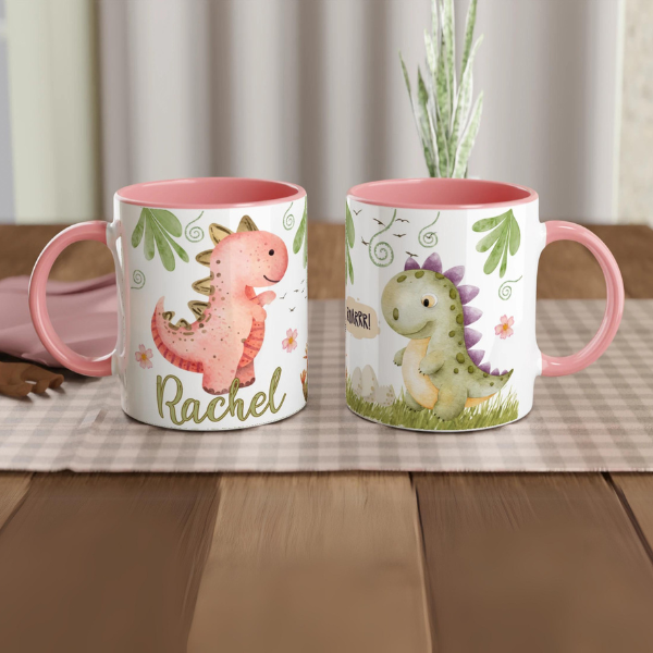 Mug avec prénom et motif dinosaure mignon, intérieur rose, cadeau adorable pour enfant.