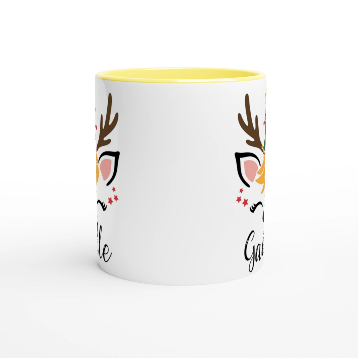 Mug blanc décor renne de Noël avec sapin stylisé, anse jaune et intérieur jaune, visuel lumineux et joyeux.
