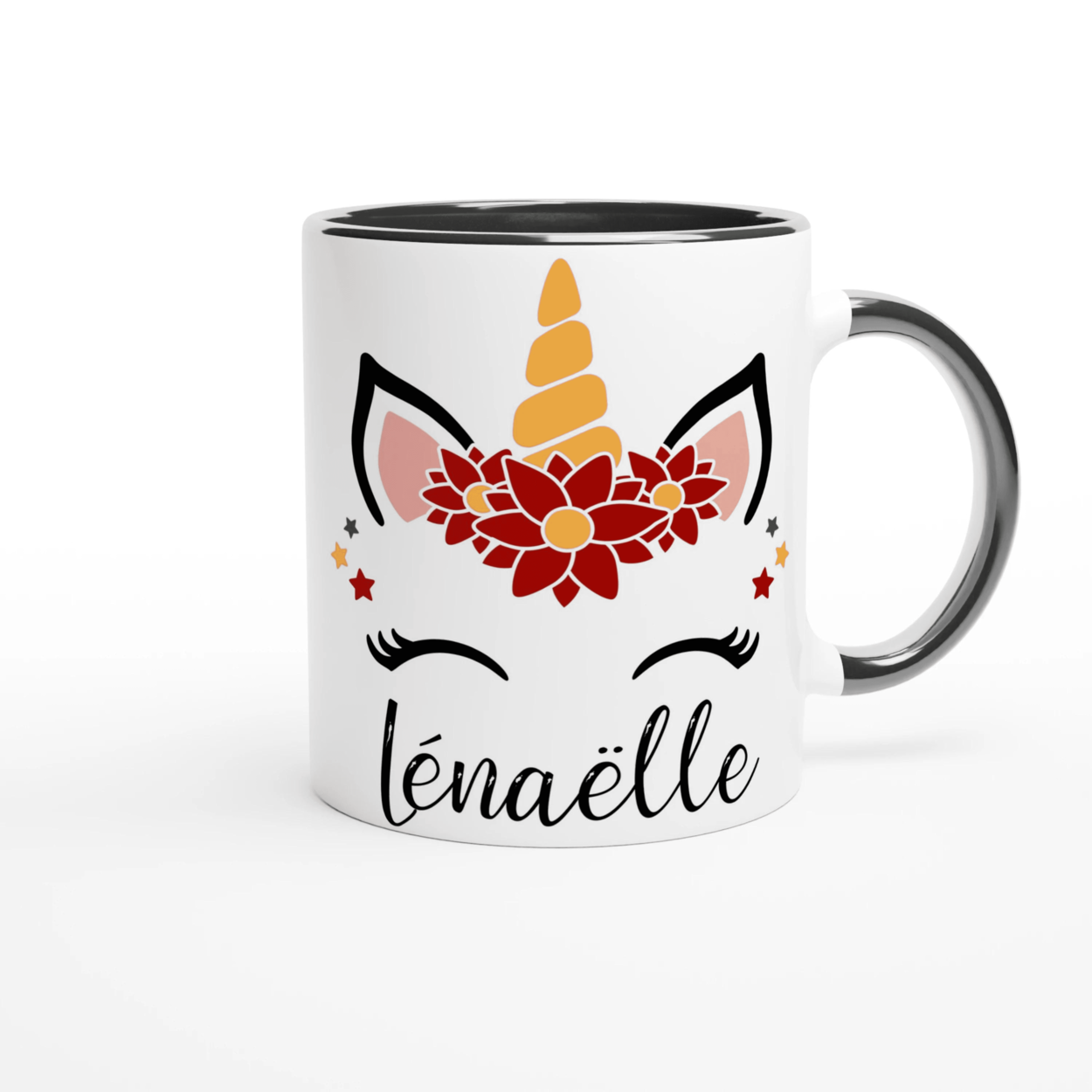 Mug blanc décor licorne de Noël avec couronne de fleurs rouges, étoiles festives et corne dorée, anse noire et intérieur noir.