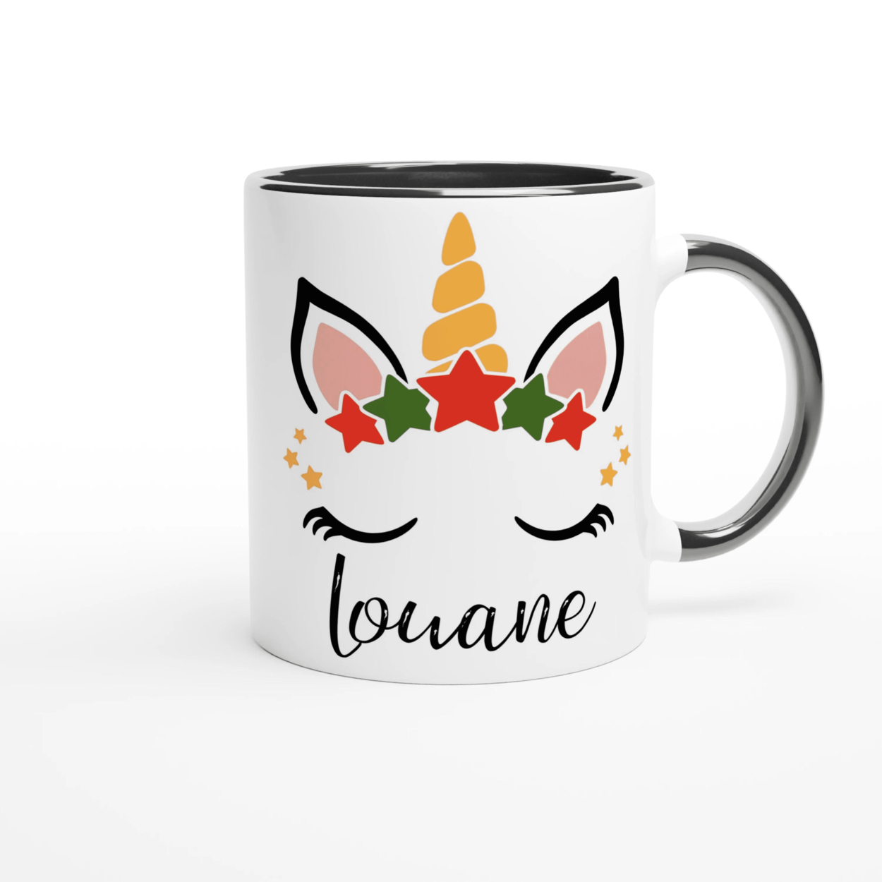 Mug licorne de Noël avec corne dorée et couronne d’étoiles rouges et vertes, anse noire et intérieur noir.