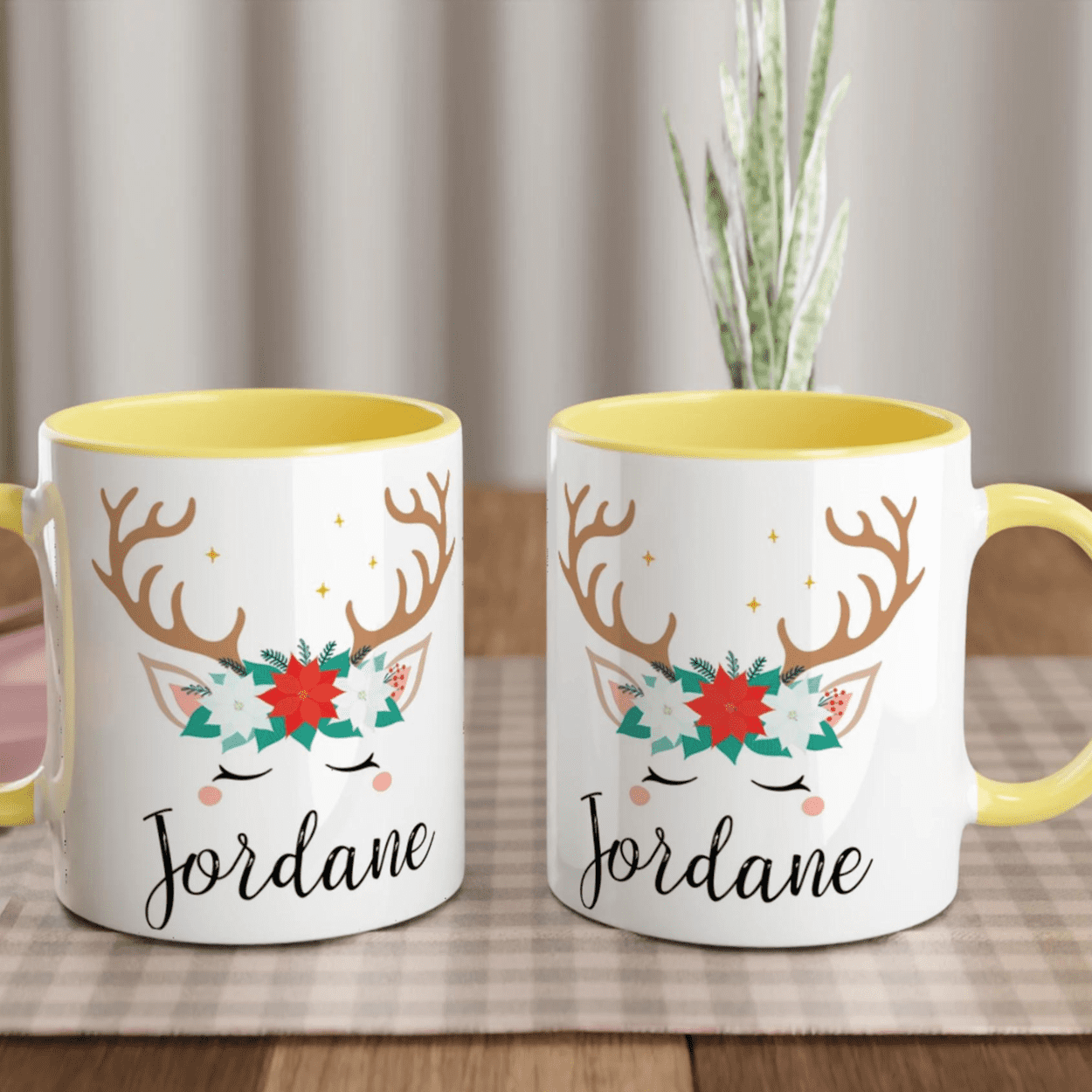 Mug blanc illustré d’un renne aux yeux fermés et couronne florale, anse jaune et intérieur jaune
