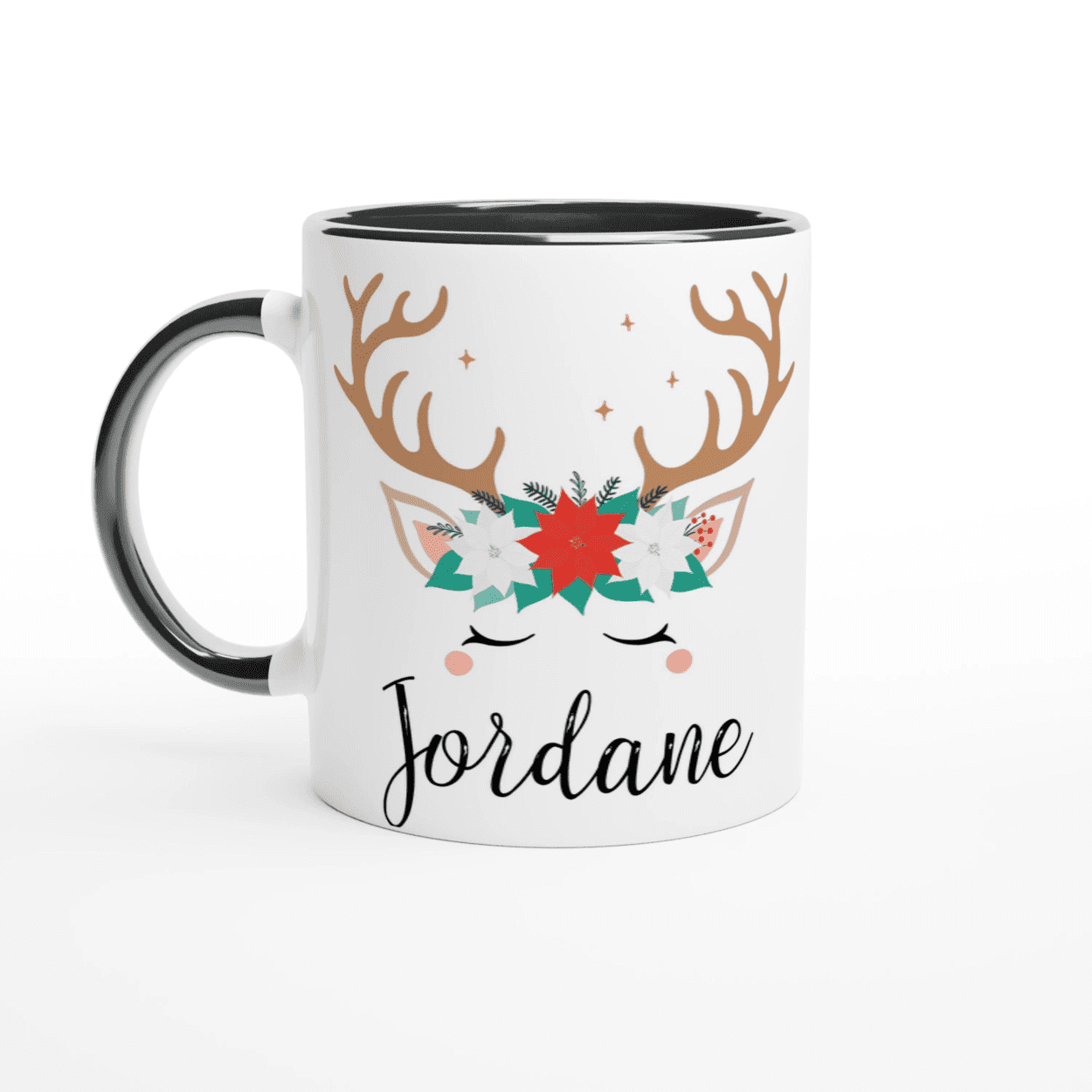 Mug blanc décoré d’un renne avec bois marron et couronne florale rouge et verte, anse noire et intérieur noir.