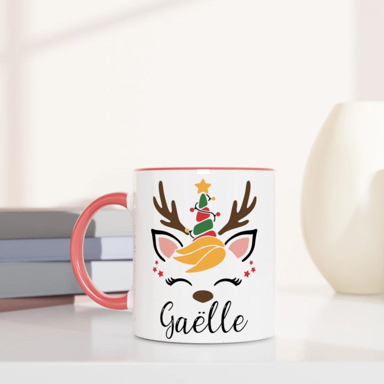 Mug blanc illustration renne fantaisie avec sapin de Noël, anse rose et intérieur rose, style doux et festif.