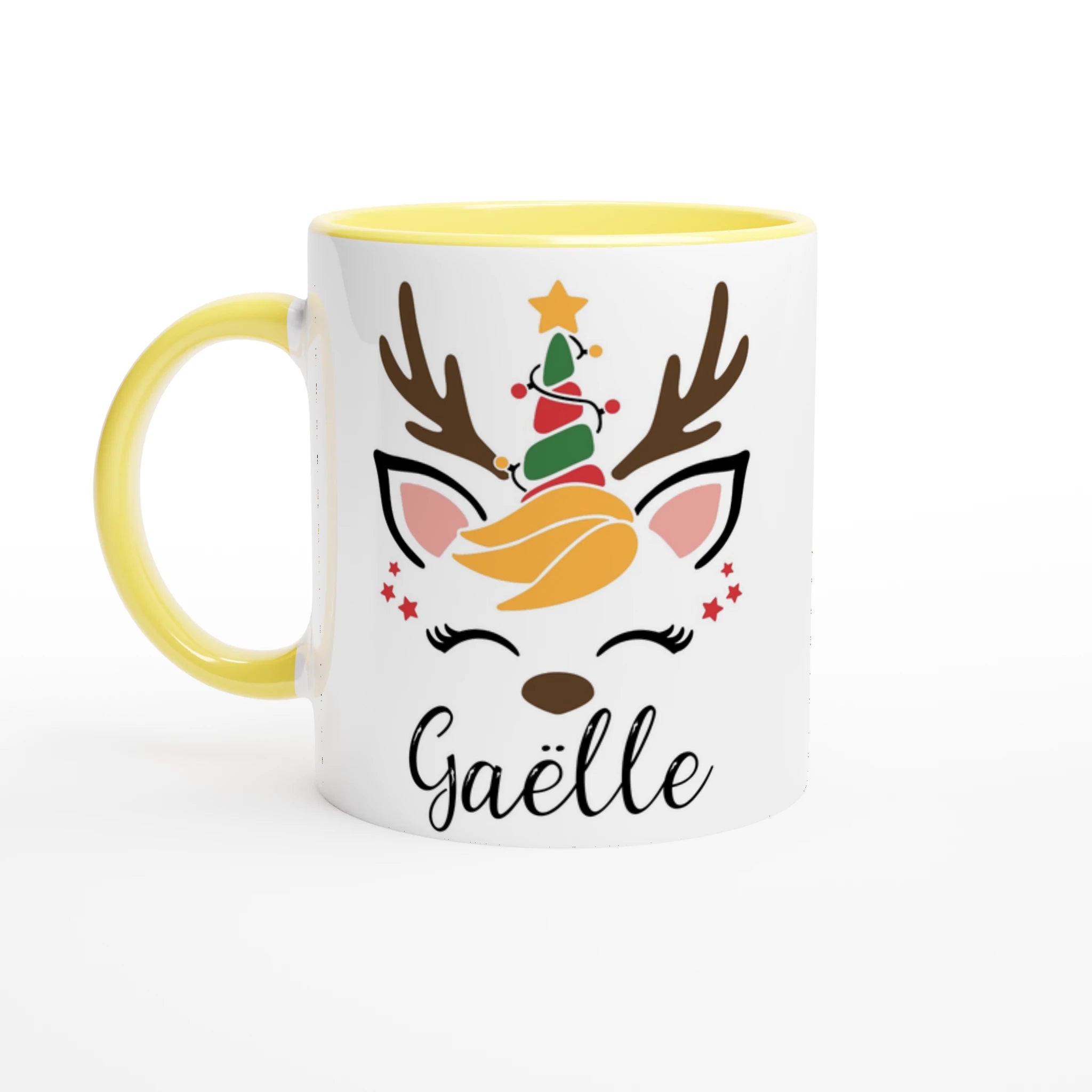 Mug blanc décor renne de Noël avec sapin stylisé, anse jaune et intérieur jaune, visuel lumineux et joyeux.