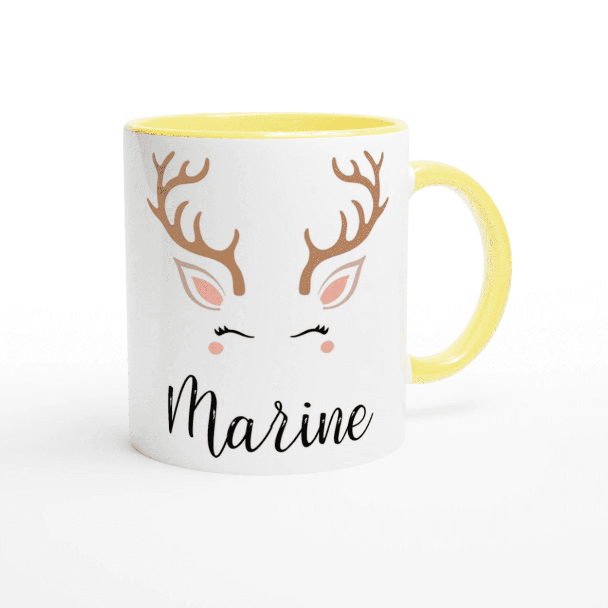 Mug blanc de Noël avec illustration de renne minimaliste, joues rosées et bois élégants, anse jaune et intérieur jaune.