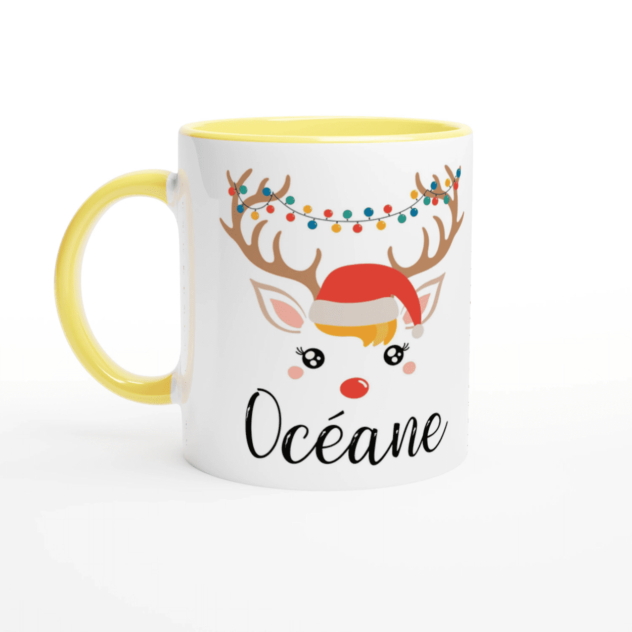 Mug de Noël avec illustration de renne portant un bonnet et une guirlande lumineuse, anse jaune et intérieur jaune.