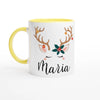 Mug de Noël avec motif renne, ornements festifs sur les bois et feuille de houx centrale, anse jaune et intérieur jaune.