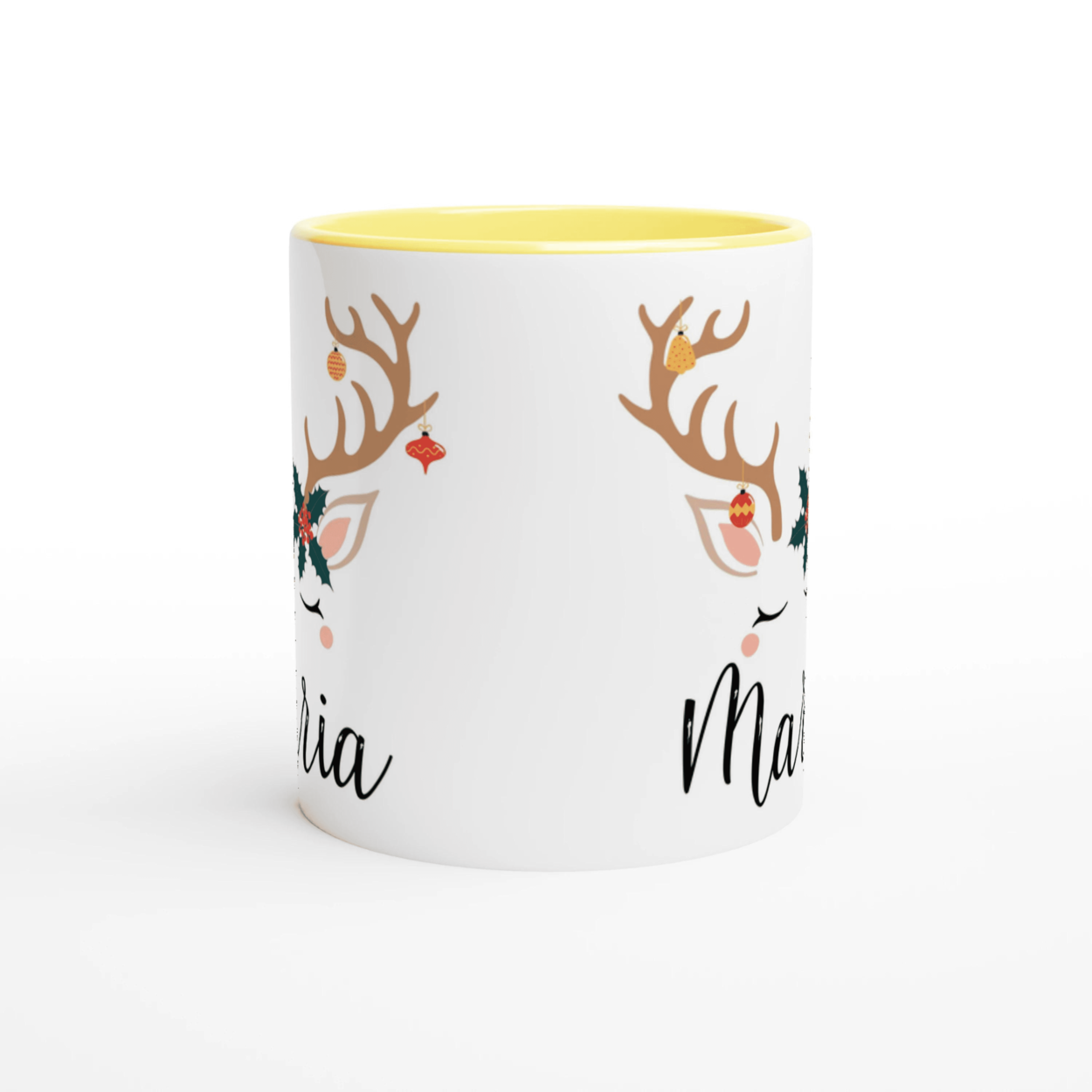 Mug de Noël avec motif renne, ornements festifs sur les bois et feuille de houx centrale, anse jaune et intérieur jaune.