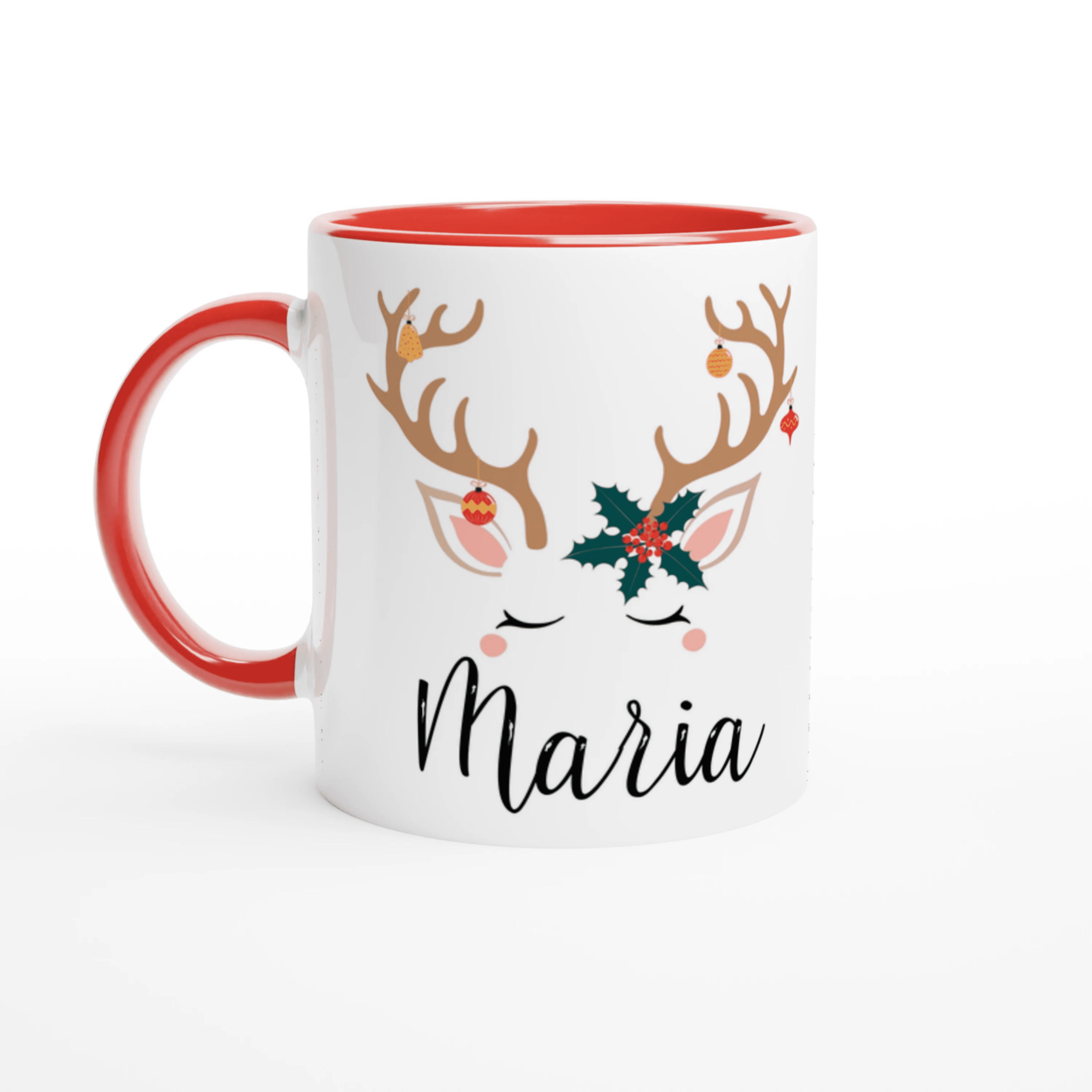 Mug de Noël illustré d’un renne avec bois décorés de boules et feuille de houx, anse rouge et intérieur rouge.